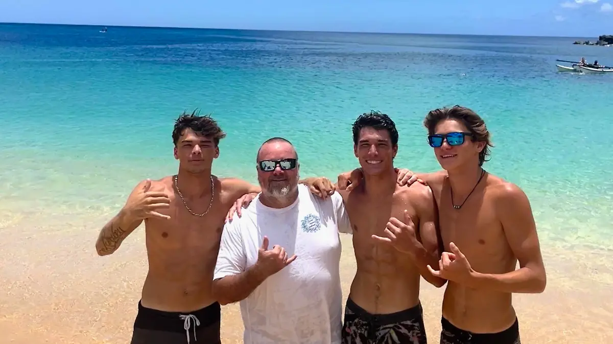 Die hawaiianische Surf-Legende Shawn Briley mit seinen drei Söhnen