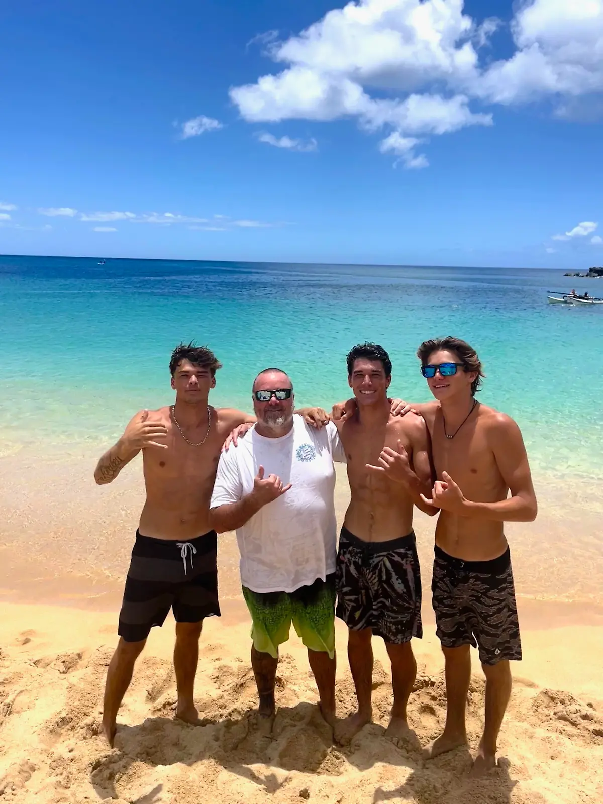 Die hawaiianische Surf-Legende Shawn Briley mit seinen drei Söhnen