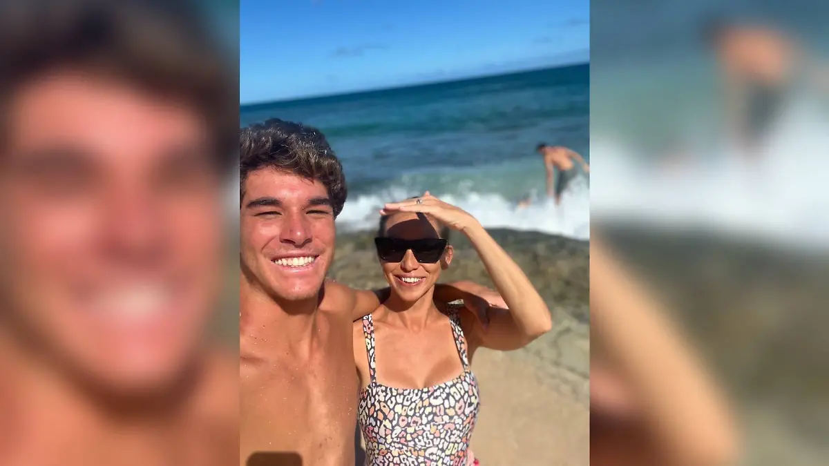 Dakota Briley mit Mutter Natasha am Strand