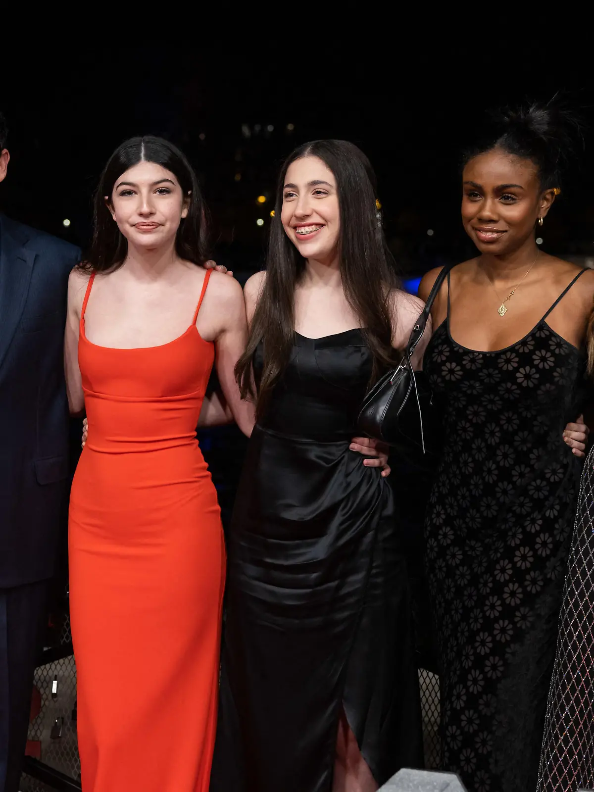 Adam Sandler, ses filles Sunny Sandler, Sadie Madison Sandler et Jackie Sandler à la première de Murder Mystery II Passerelle Debilly à Paris le 16 mars 2023. © Olivier Borde / Bestimage Murder Mystery 2 Premiere on March 16, 2023 in Paris