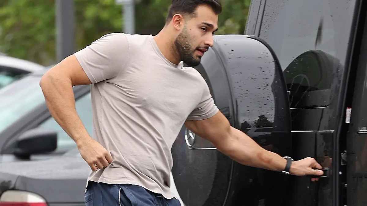 SONDERKONDITIONEN: MINDESTHONORAR: Thousand Oaks, CA - *EXCLUSIVE* - Sam Asghari is seen after Britneys strange restaurant outburst in January displaying what appears to be a black eye and bruises on January 15, 2023. Sam had explained at the time in exclusive video that Britney was not acting erratically when she was recorded at a Woodland Hills restaurant on January 13th. At the time, Sam defended his wife telling us "People get a little too excited to see my wife so everybody's filming, everybody's doing their thing. you know how it is, fame comes with the territory and I went to get my car to get the hell out of there and people thought I left but that didn't happen.
According to a new report on TMZ, Sam has claimed that his wife once attacked him in his sleep leaving him with a black eye. Sam was pictured here changing by his car before noticing photographers and putting on his shirt covering what appeared to be a bite mark and sunglasses covering his eye. A few scratches could also be seen on his face.
Pictured: Sam Asghari
BACKGRID USA 17 AUGUST 2023