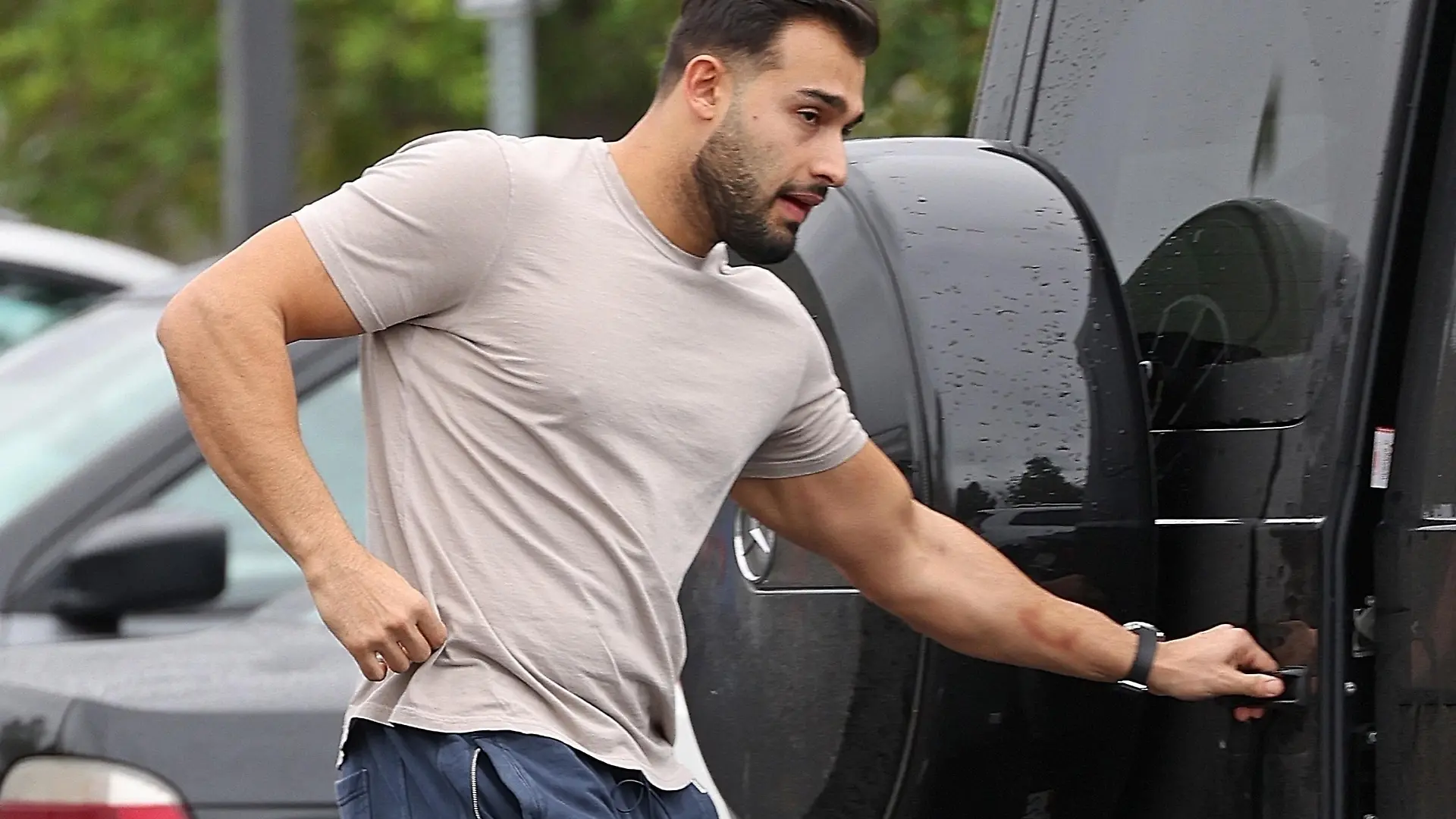 SONDERKONDITIONEN: MINDESTHONORAR: Thousand Oaks, CA - *EXCLUSIVE* - Sam Asghari is seen after Britneys strange restaurant outburst in January displaying what appears to be a black eye and bruises on January 15, 2023. Sam had explained at the time in exclusive video that Britney was not acting erratically when she was recorded at a Woodland Hills restaurant on January 13th. At the time, Sam defended his wife telling us "People get a little too excited to see my wife so everybody's filming, everybody's doing their thing. you know how it is, fame comes with the territory and I went to get my car to get the hell out of there and people thought I left but that didn't happen. 
According to a new report on TMZ, Sam has claimed that his wife once attacked him in his sleep leaving him with a black eye. Sam was pictured here changing by his car before noticing photographers and putting on his shirt covering what appeared to be a bite mark and sunglasses covering his eye. A few scratches could also be seen on his face.
Pictured: Sam Asghari
BACKGRID USA 17 AUGUST 2023 


