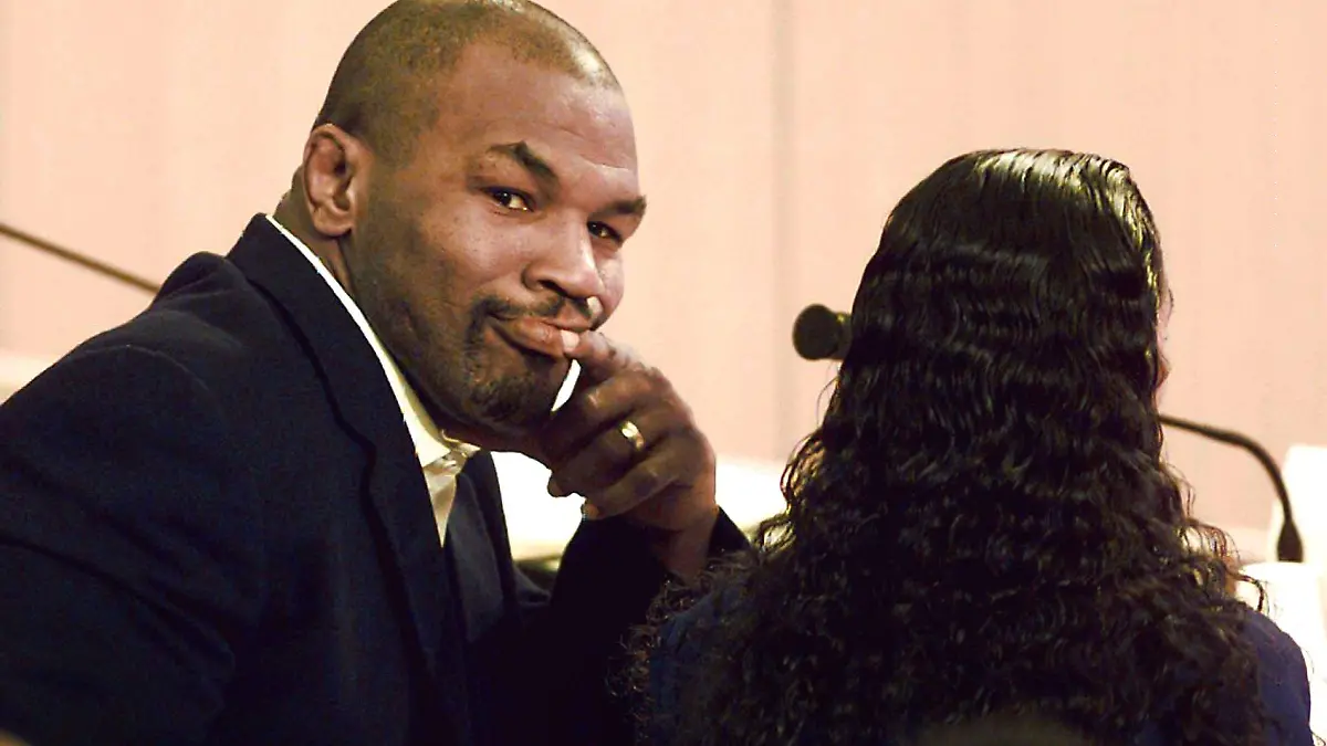 Der ehemalige Schwergewichts-Weltmeister
Mike Tyson blickt neben seiner Frau Monica
Turner zu den Ärzten hin, die ihm am
19.10.1998 in Las Vegas vor Nevadas
Sport-Kommission "mentale Fitneß" für ein
risikoloses Comeback attestieren. Mike
Tyson hat seine Box-Lizenz zurückbekommen.
Nach einer dreistündigen Anhörung
entschied Nevadas Sport-Kommission, daß
Tyson nach fast 15 Monaten wieder boxen
darf. Die Sperre war erlassen worden,
nachdem Tyson in einem Boxkampf das
Ohrläppchen seines Gegners Evander
Holyfield abgebissen hatte. Nach der
Begnadigung hat der Wettlauf der
Box-Manager um einen Kampftermin mit Tyson
begonnen. Axel Schulz aus Frankfurt/Oder
scheint vorerst in der Warteschlange zu
stehen. Voraussichtlich wird Tyson
zunächst am 17. Januar 1999 in Las Vegas
gegen den Amerikaner Lou Savarese boxen.