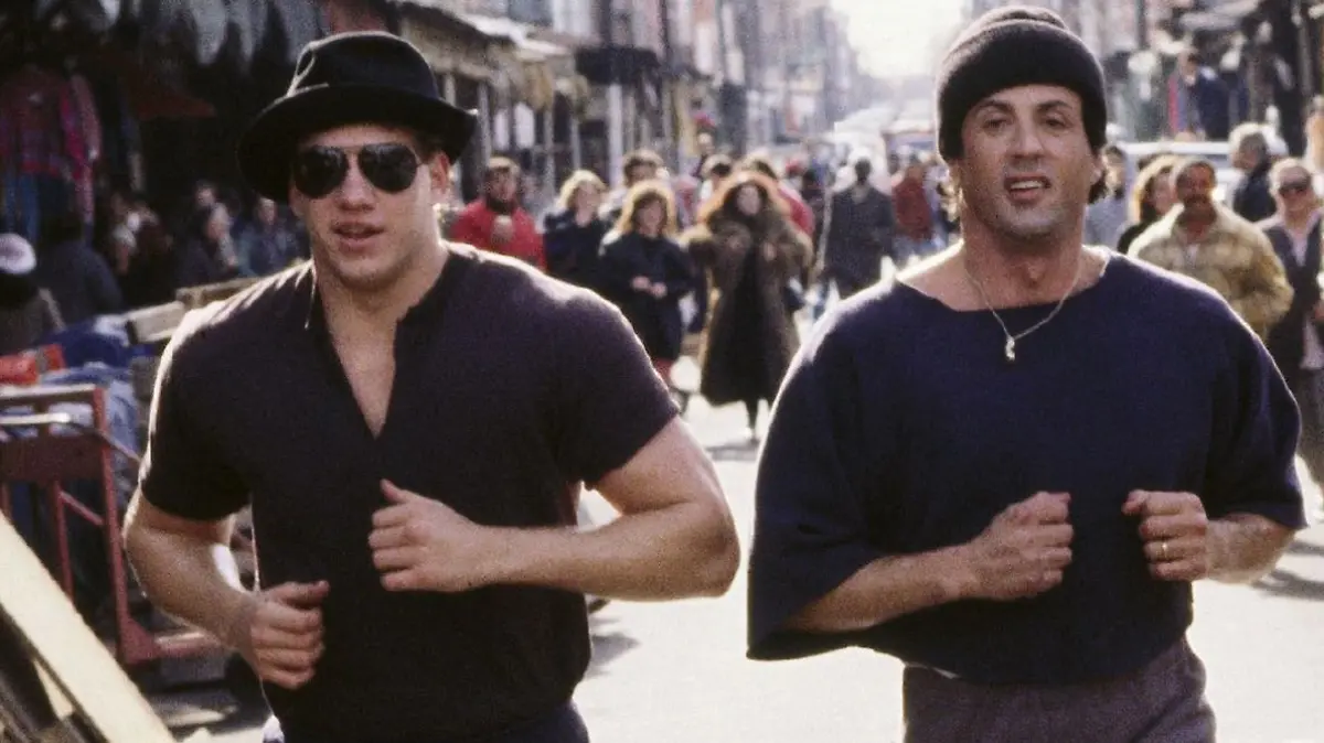 Zurück in Philadelphia wird Rocky (Sylvester Stallone, r.) Trainer in einer Boxschule. Dabei freundet er sich mit dem jungen Boxtalent Tommy Gunn (Tommy Morrison) an und trainiert ihn fortan.