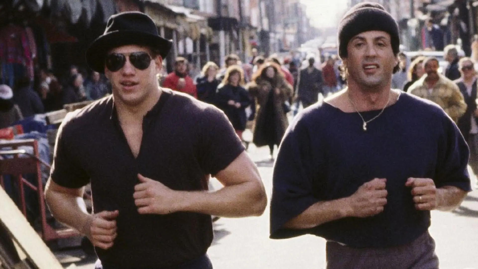 Zurück in Philadelphia wird Rocky (Sylvester Stallone, r.) Trainer in einer Boxschule. Dabei freundet er sich mit dem jungen Boxtalent Tommy Gunn (Tommy Morrison) an und trainiert ihn fortan.