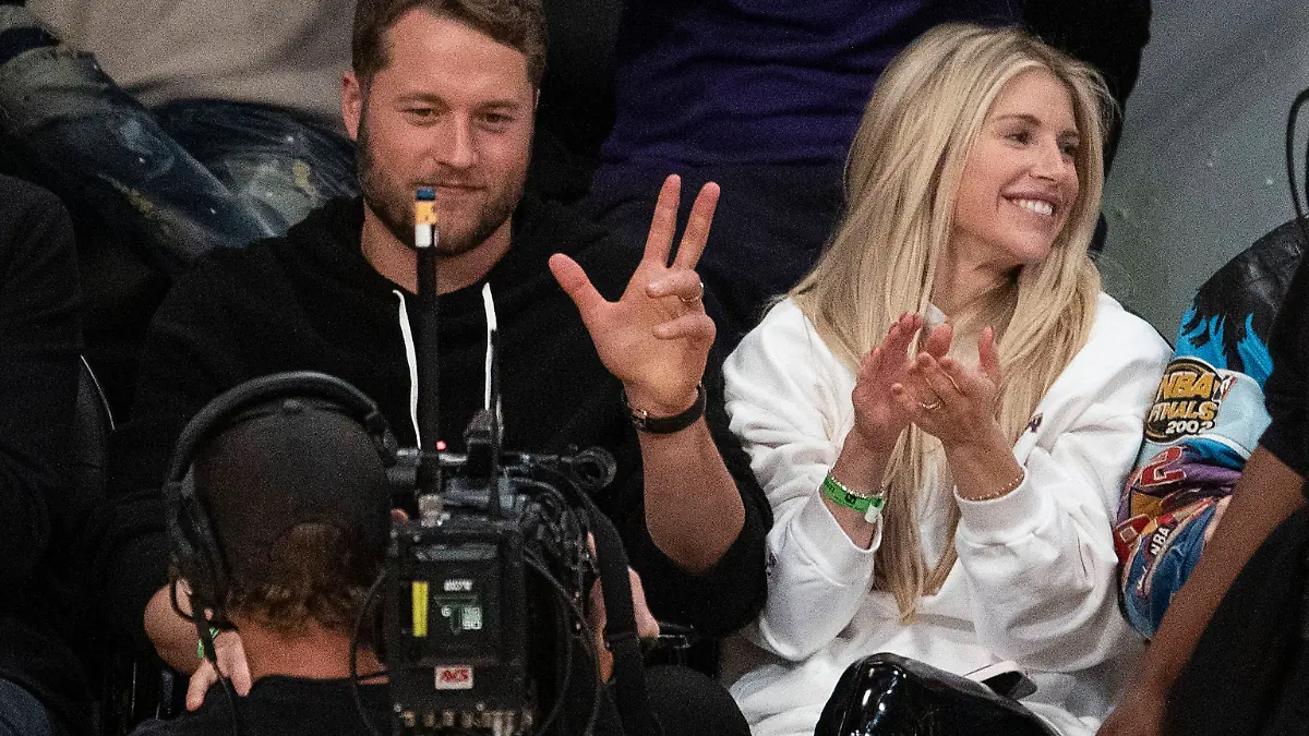 Matthew Stafford, Quarterback der Los Angeles Rams, und seine Frau Kelly Stafford beim Basketballspiel der Los Angeles Lakers gegen die Golden State Warriors am Samstag, 5. März 2022 in der Crypto.com Arena in Los Angeles, California. 
