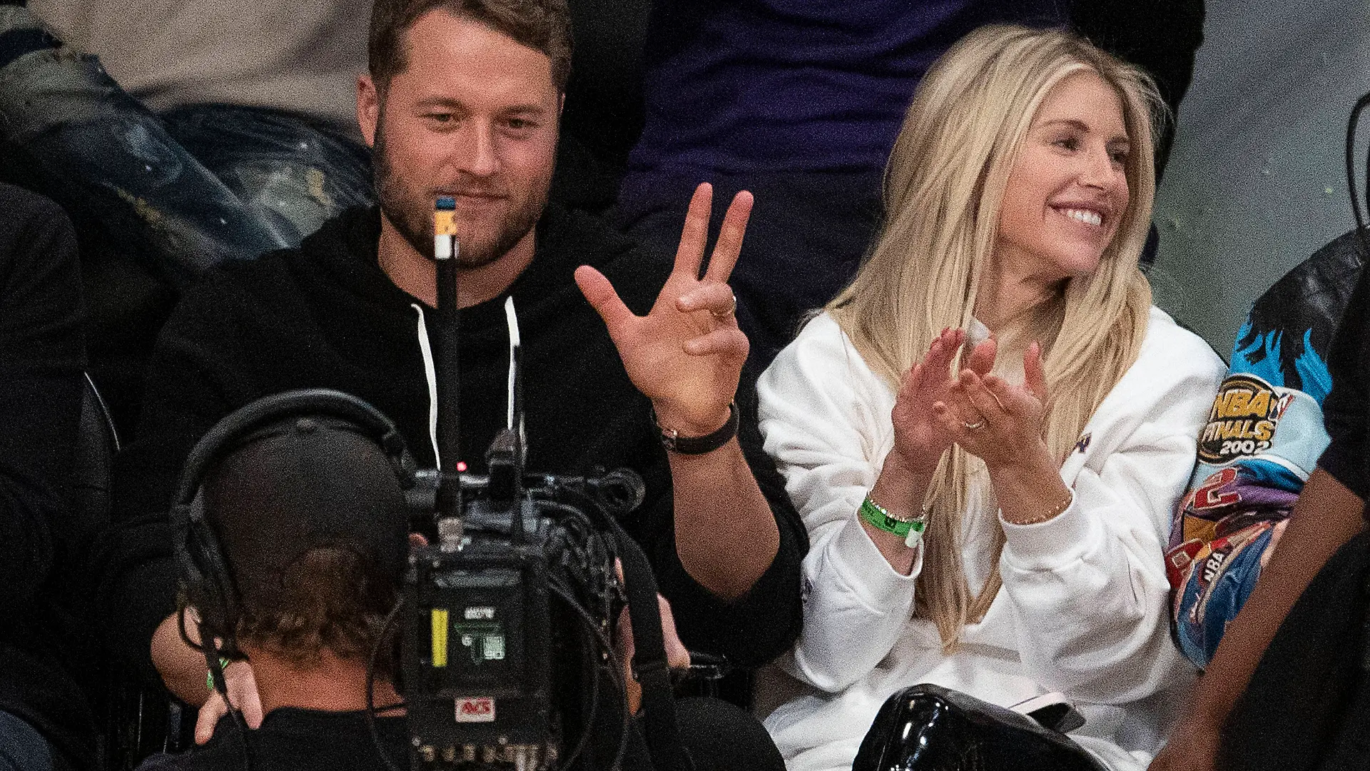 Matthew Stafford, Quarterback der Los Angeles Rams, und seine Frau Kelly Stafford beim Basketballspiel der Los Angeles Lakers gegen die Golden State Warriors am Samstag, 5. März 2022 in der Crypto.com Arena in Los Angeles, California.