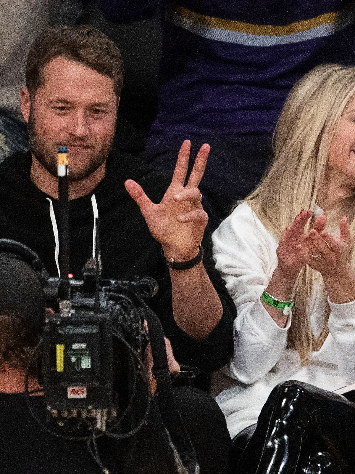 Matthew Stafford, Quarterback der Los Angeles Rams, und seine Frau Kelly Stafford beim Basketballspiel der Los Angeles Lakers gegen die Golden State Warriors am Samstag, 5. März 2022 in der Crypto.com Arena in Los Angeles, California. 