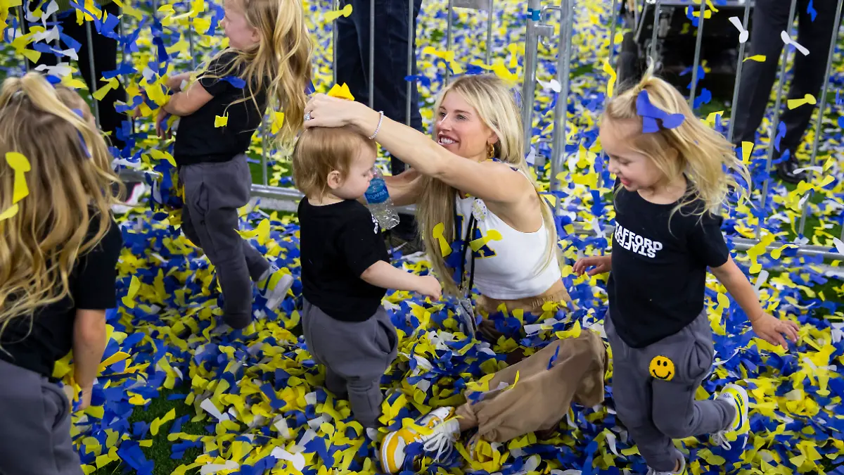 Party mit der Familie! Kelly Stafford feiert mit ihren Kindern den Gewinn im Super Bowl ihres Mannes am 13. Februar 2022 in Inglewood, USA. 