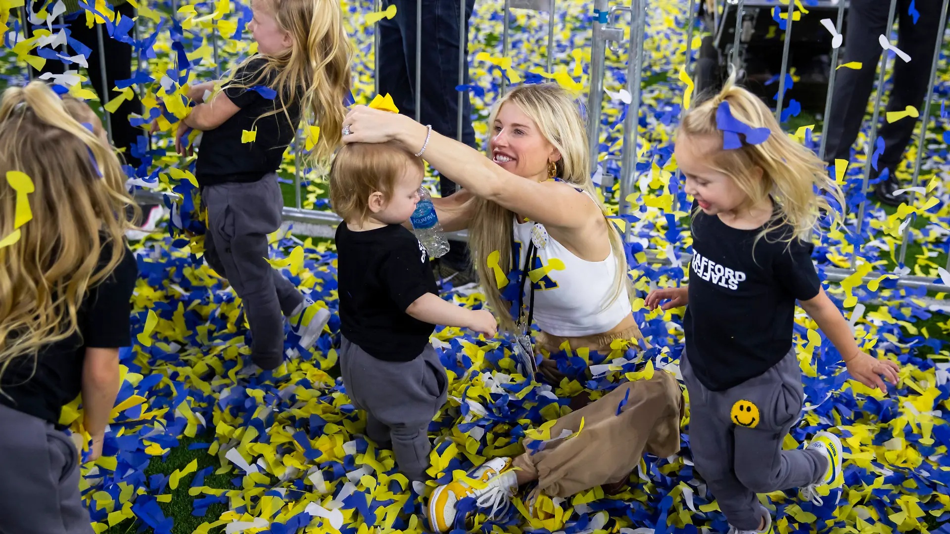 Party mit der Familie! Kelly Stafford feiert mit ihren Kindern den Gewinn im Super Bowl ihres Mannes am 13. Februar 2022 in Inglewood, USA.