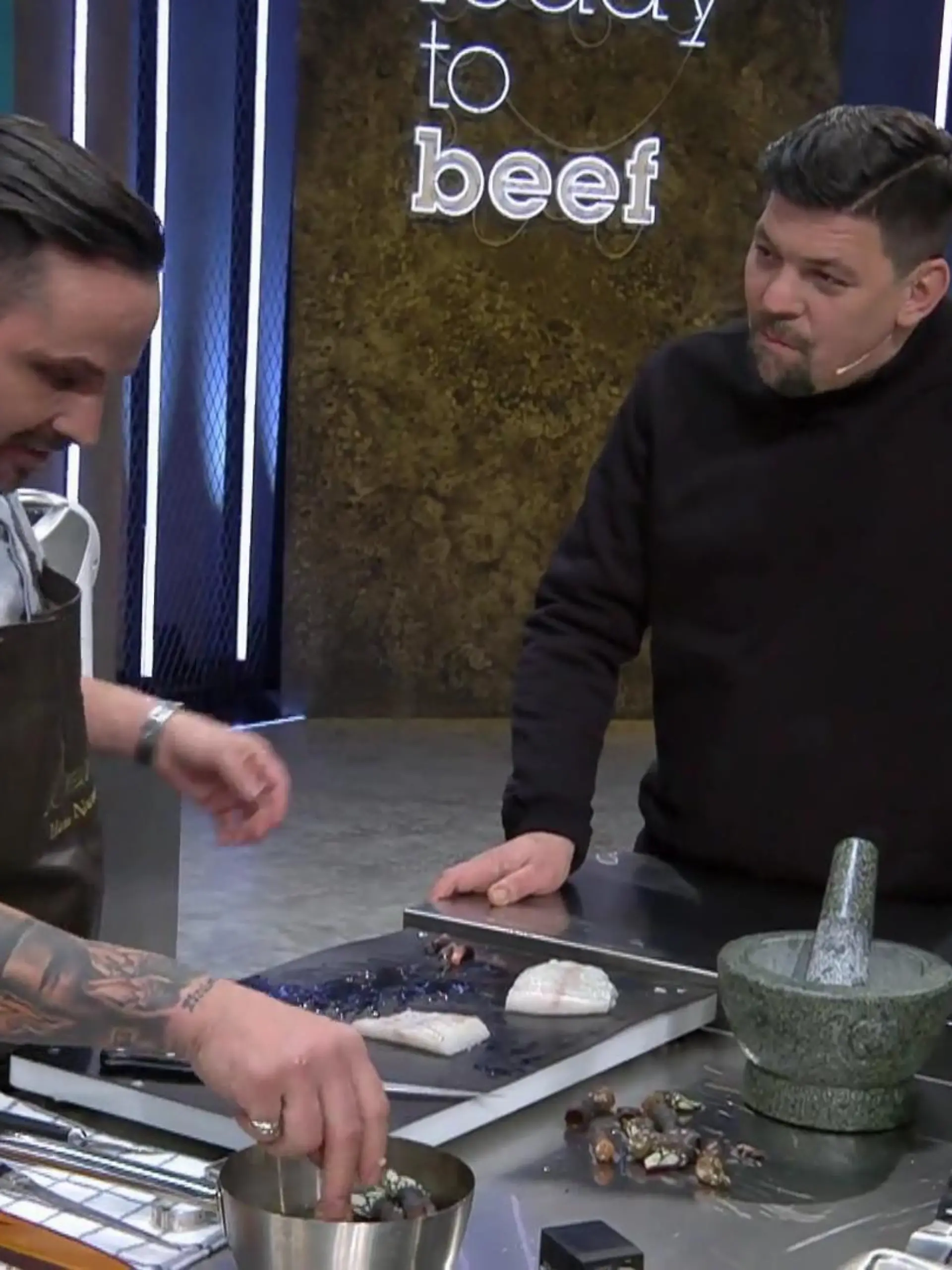 Bild zu: "Star-Koch Hans Neuner versucht mit seinen Percebes die Gegner zu überraschen."