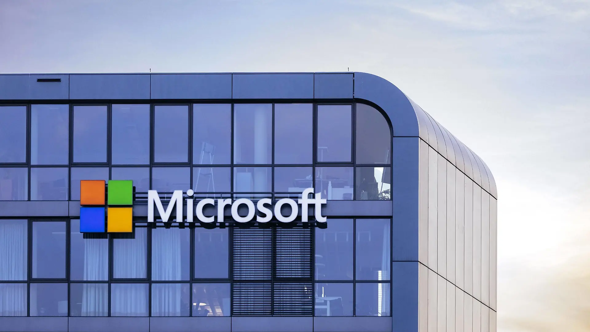 Logo der Microsoft Corporation am Sitz der Microsoft Deutschland GmbH im Rheinauhafen. Köln, 26.08.2019 *** Logo of the Microsoft Corporation at the headquarters of Microsoft Deutschland GmbH in Rheinauhafen Cologne, 26 08 2019 Foto:xC.xHardtx/xFuturexImage