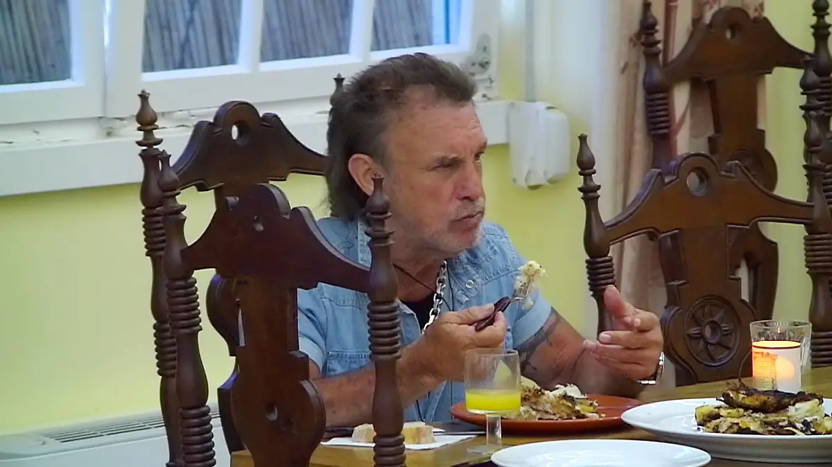 Gesund oder giftig? Bei der Zubereitung von lokalen Spezialitäten schafft es ein Fisch auf den Speiseplan, der den Bewohnern nicht geheuer ist, das gemeinsame Abendessen fällt ins Wasser, das sich viele weigern, diese Spezialität zu kosten. René Weller kostet den Fisch zwar, nach einem Bissen beendet er jedoch das Abendessen.