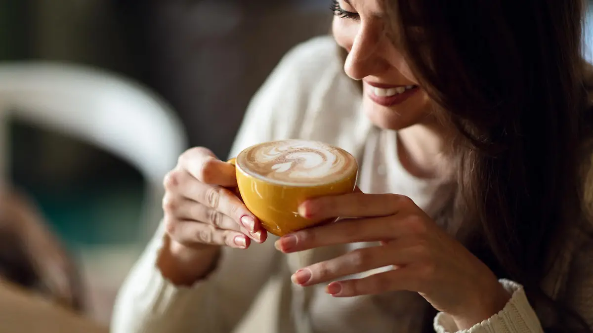 Frau mit Tasse Kaffee