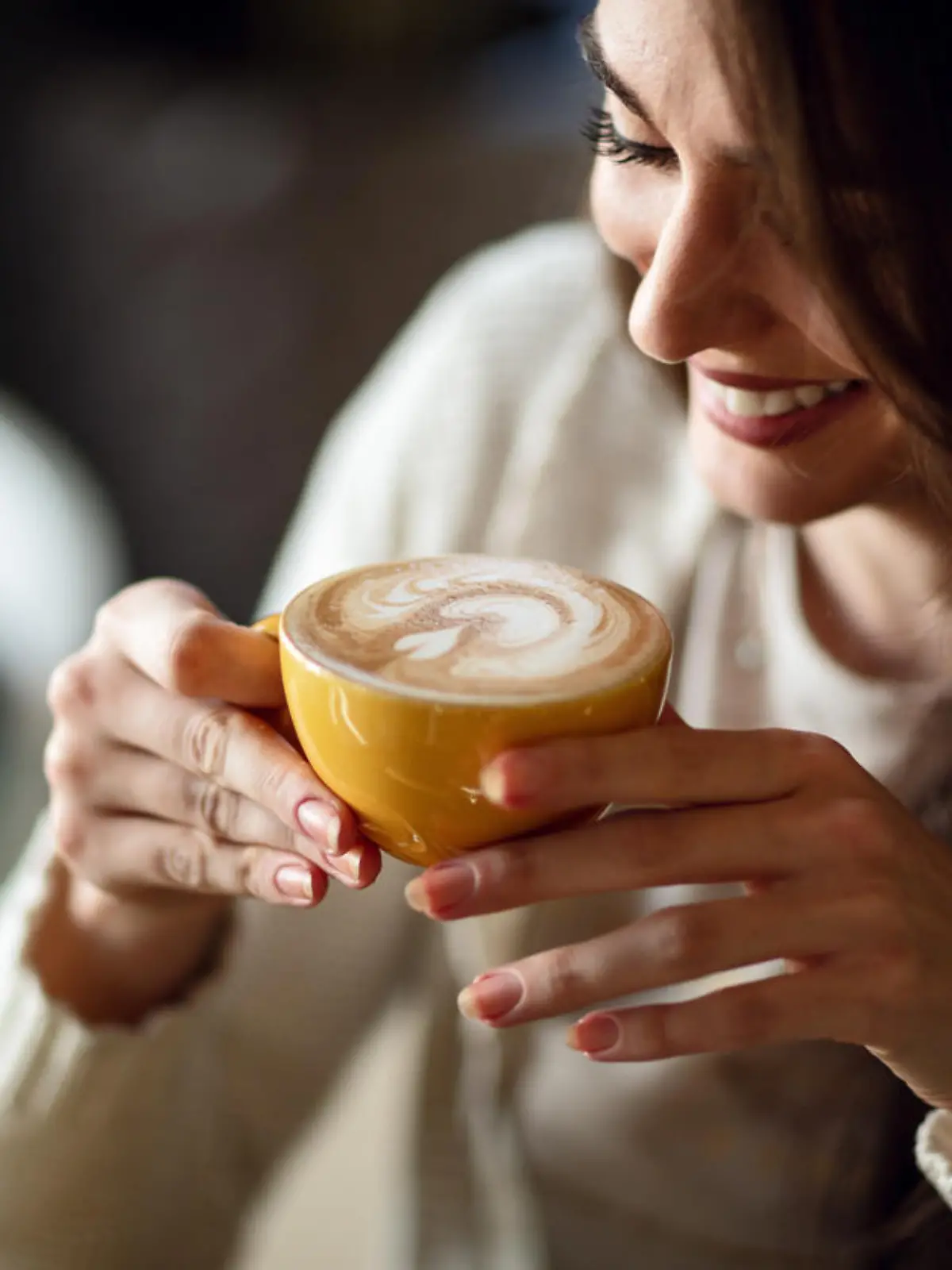 Frau mit Tasse Kaffee