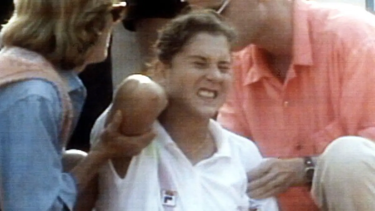 Monica Seles wird nach der Messer-Attacke auf dem Centre Court am Hamburger Rothenbaum ärtzlich versorgt. Foto (1993): TV-Bild ARD/NDR. Foto: Ard/Ndr