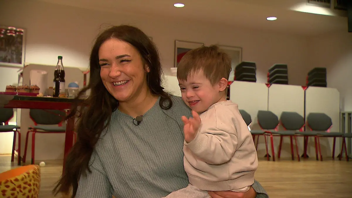 Gemeinsam mit 17 anderen Eltern trifft sich Nilo mit ihrem Sohn Nud-Djamil jeden Freitag in der integrativen Babygruppe.
