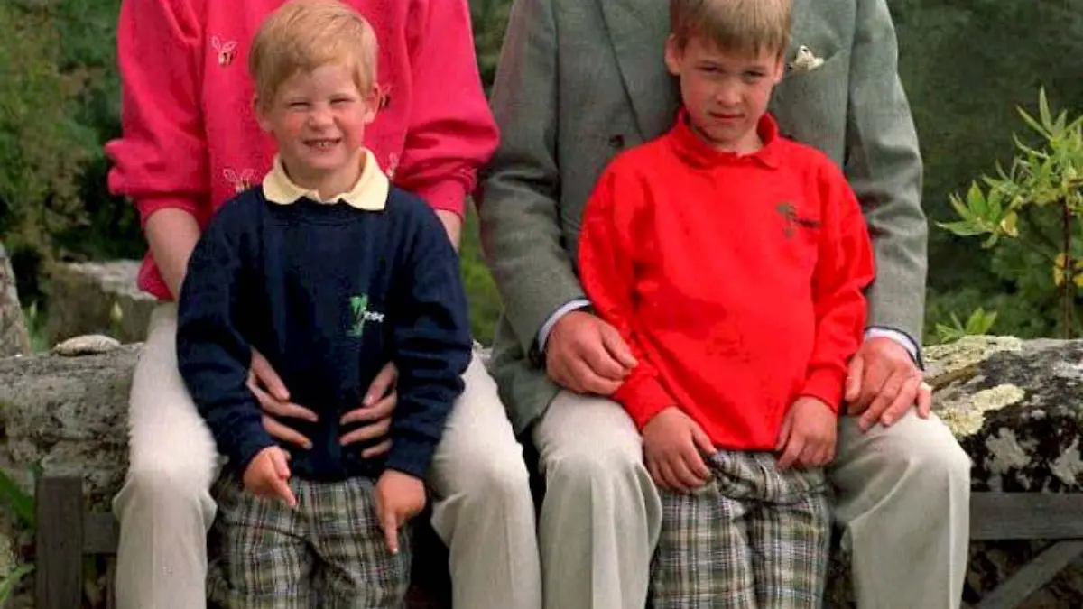 ARCHIV - Prinz Charles und Prinzessin Diana mit ihren Kindern Harry (l) und William auf den Scilly-Inseln (Archivfoto vom 01.06.1989). Am 31.08.2007 jährt sich zum zehnten Mal der Todestag von Prinzessin Diana, die bei einem Autounfall in Paris ums Leben kam. Die spätere Prinzessin von Wales wird am 01.07.1961 als Lady Diana Frances Spencer auf dem königlichen Gut Sandringham geboren. Am 29.07.1981 heiratete sie den englischen Thronfolger Prinz Charles. Foto: Ron Bell (zu dpa-Themenpaket zum 10. Todestag von Prinzessin Diana vom 23.08.2007)  +++(c) dpa - Bildfunk+++