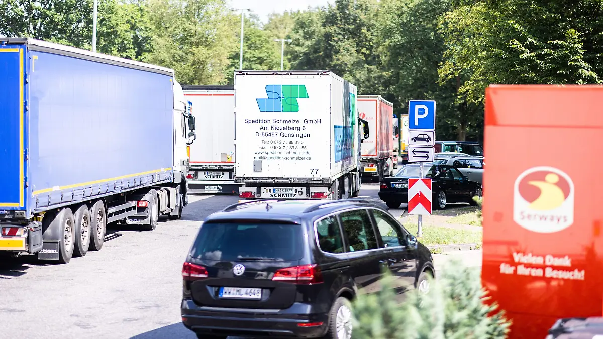 Frau lässt Ehemann an Raststätte zurück.