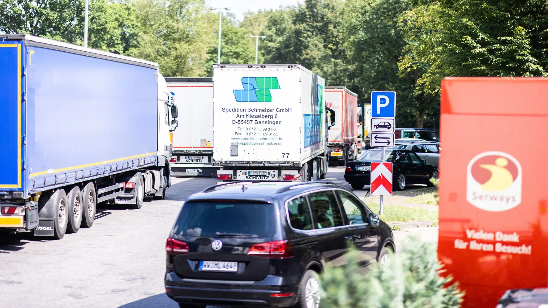 Frau lässt Ehemann an Raststätte zurück.