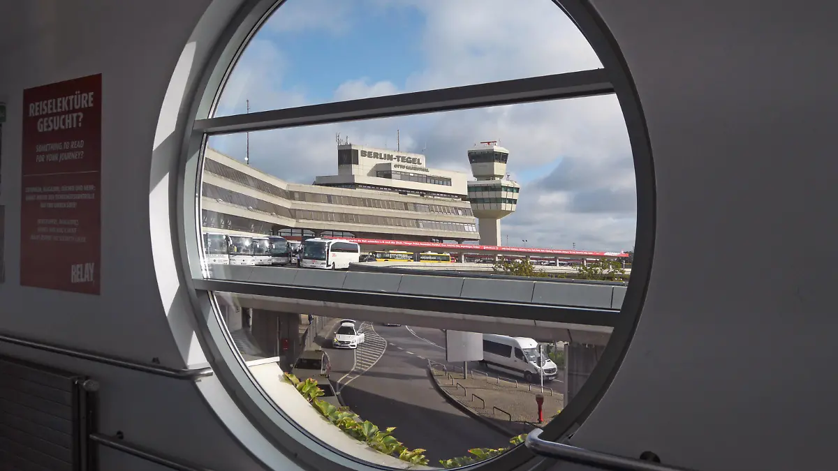  aktuell: am 29.04.2020 Aufsichtsrat beschließt temporäre Schließung Flughafen Tegel Berlin Reinickendorf OT Tegel, Flughafen Berlin Tegel TXL Berlin *** aktuell am 29 04 2020 Supervisory Board decides on temporary closure of Tegel Berlin Reinickendorf OT Tegel airport, Berlin Tegel TXL Berlin airport