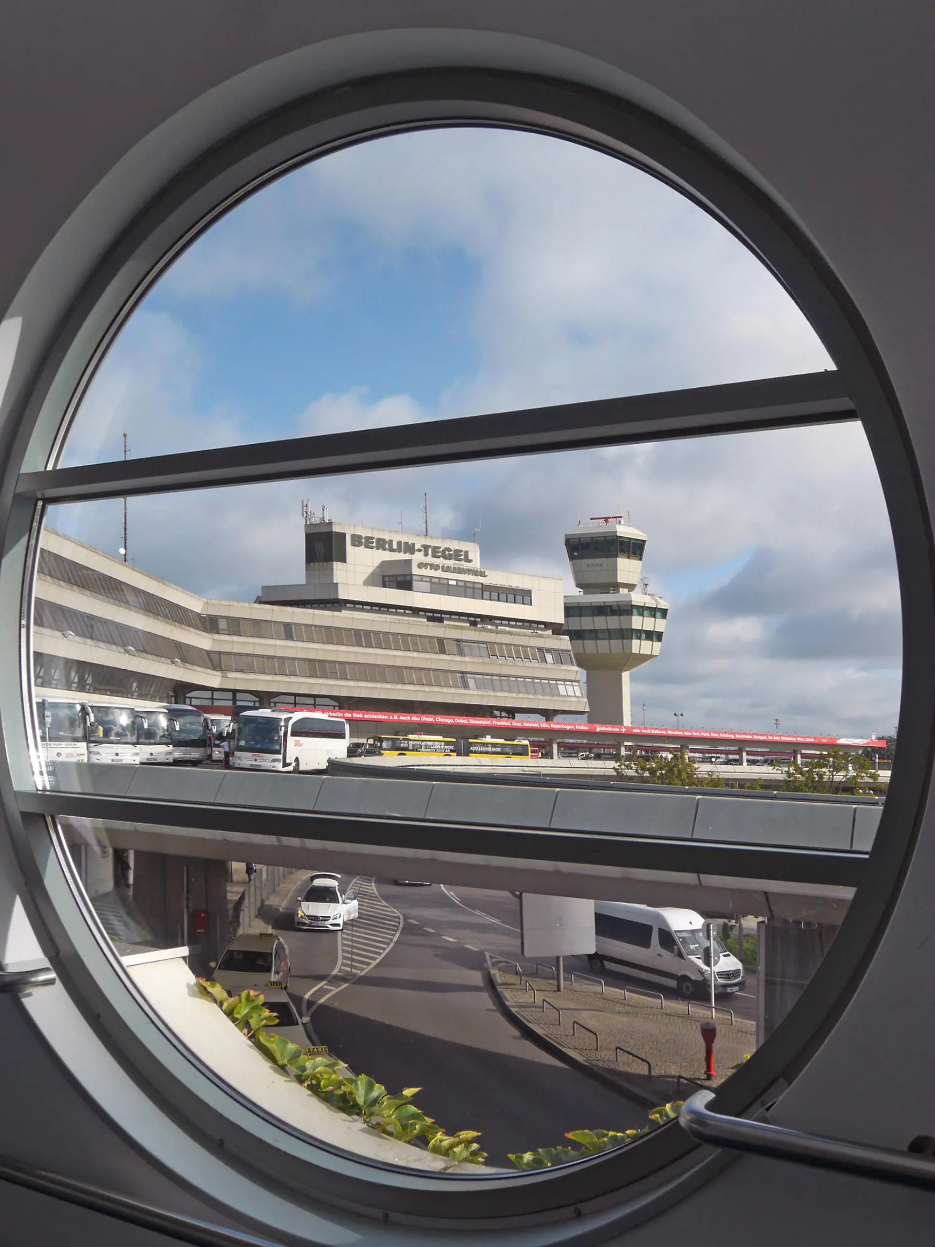  aktuell: am 29.04.2020 Aufsichtsrat beschließt temporäre Schließung Flughafen Tegel Berlin Reinickendorf OT Tegel, Flughafen Berlin Tegel TXL Berlin *** aktuell am 29 04 2020 Supervisory Board decides on temporary closure of Tegel Berlin Reinickendorf OT Tegel airport, Berlin Tegel TXL Berlin airport