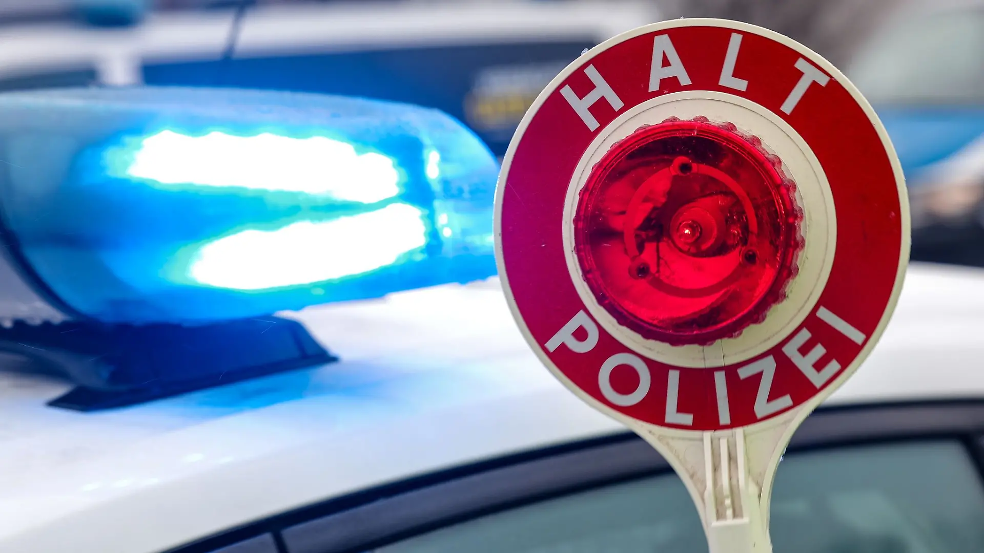 Der Mann wurde laut Polizei durch seine Fahrweise auffällig. (Symbolbild)