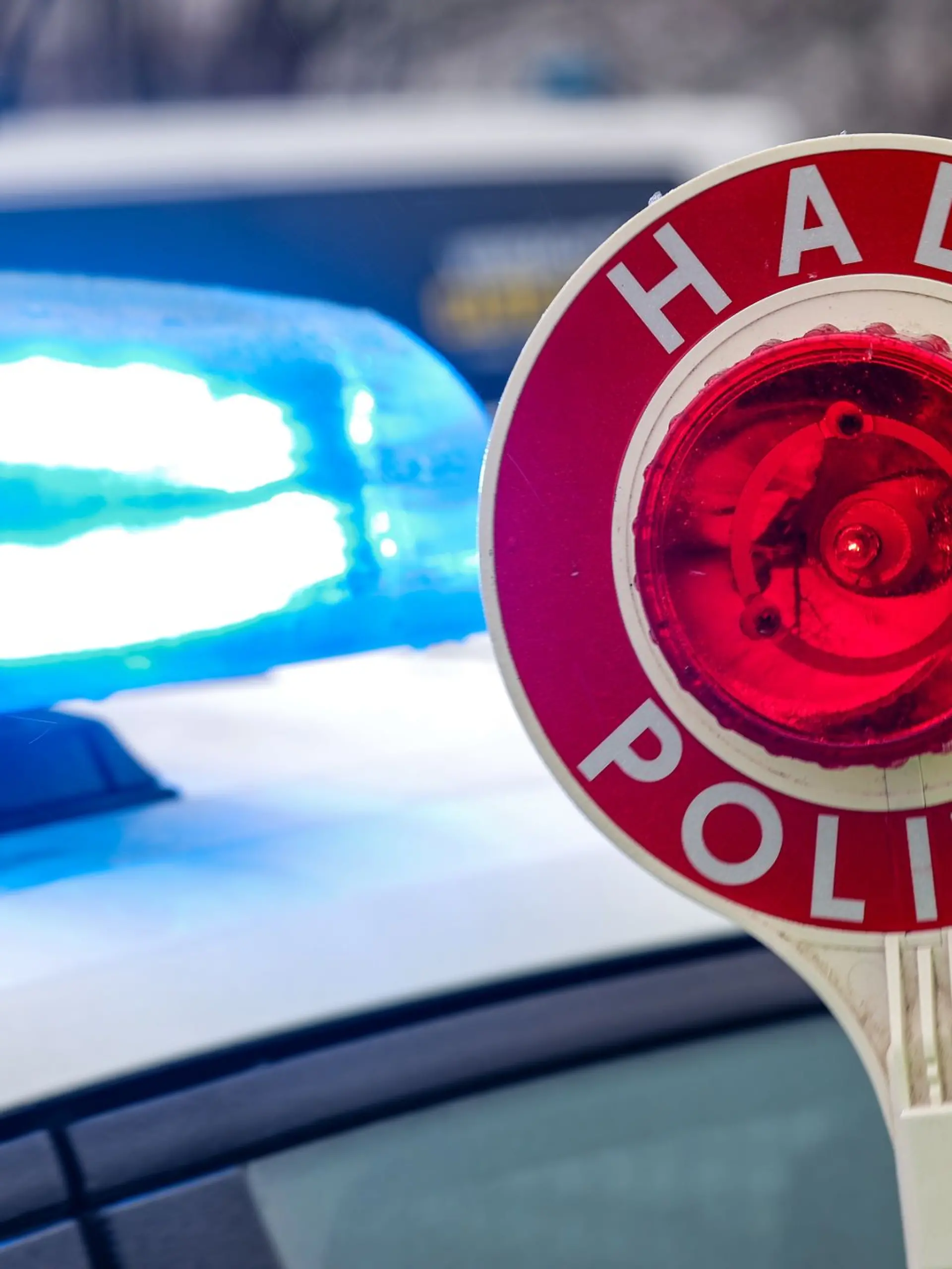 Bild zu: "Mädchen (8) wählt Notruf, weil seine Mama betrunken Auto fährt"