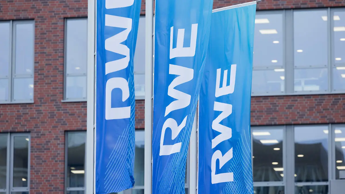 ARCHIV - 15.03.2022, Nordrhein-Westfalen, Essen: Flaggen wehen vor der Konzernzentrale des Energiekonzerns RWE. Das Unternehmen legt seine Geschäftszahlen für 2022 vor. (zu dpa: «Energiekonzern RWE legt Geschäftsbericht vor») Foto: Rolf Vennenbernd/dpa +++ dpa-Bildfunk +++