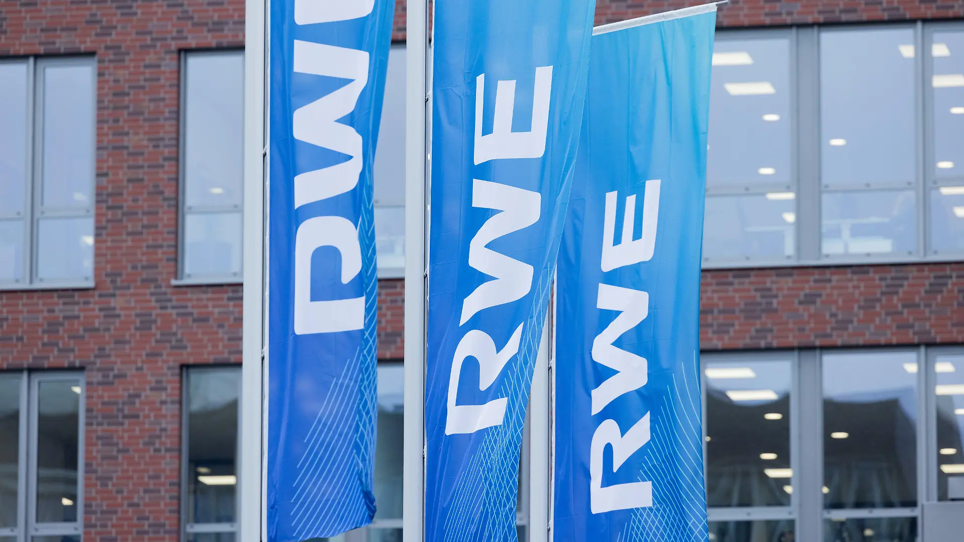 ARCHIV - 15.03.2022, Nordrhein-Westfalen, Essen: Flaggen wehen vor der Konzernzentrale des Energiekonzerns RWE. Das Unternehmen legt seine Geschäftszahlen für 2022 vor. (zu dpa: «Energiekonzern RWE legt Geschäftsbericht vor») Foto: Rolf Vennenbernd/dpa +++ dpa-Bildfunk +++
