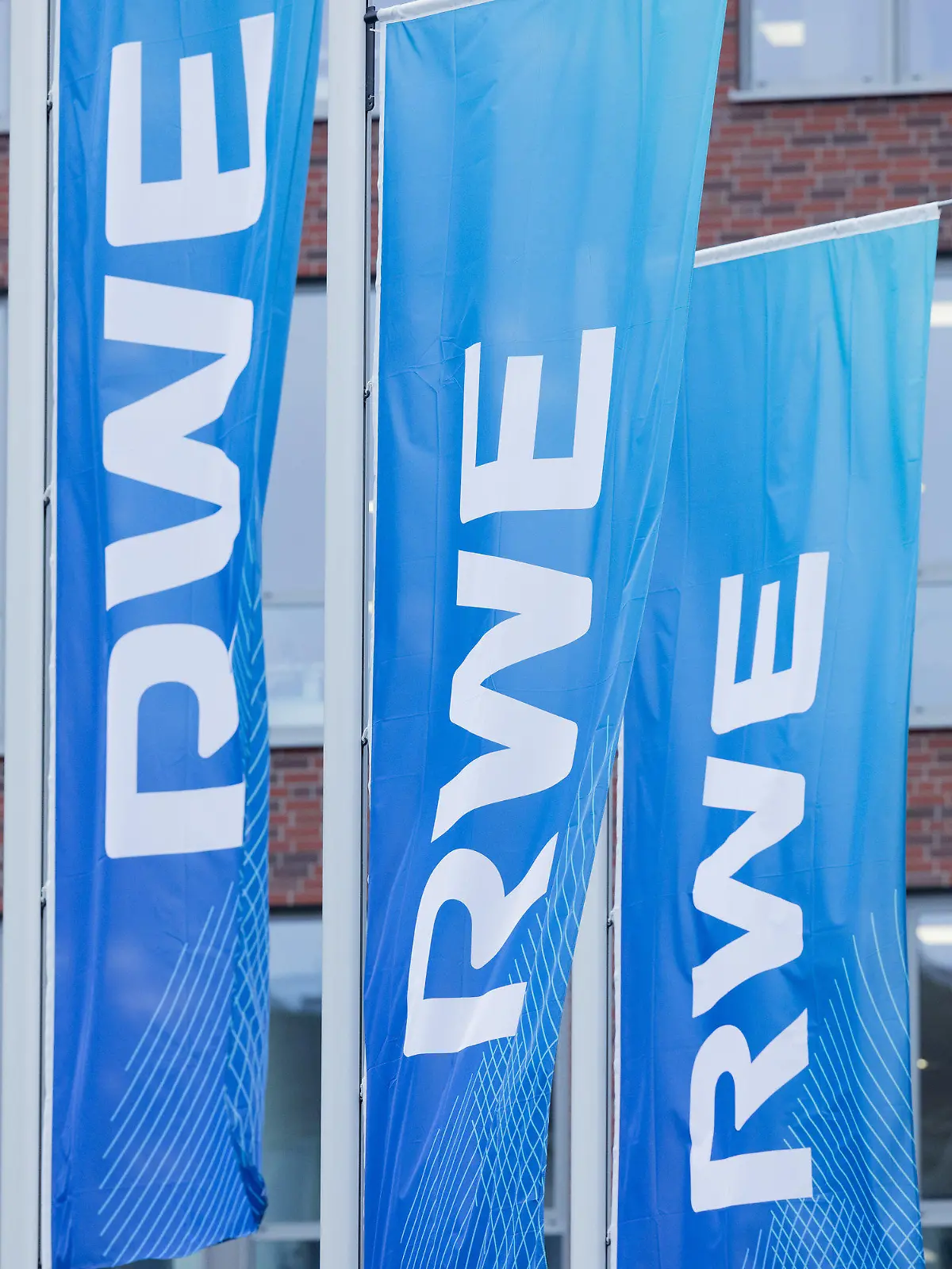 ARCHIV - 15.03.2022, Nordrhein-Westfalen, Essen: Flaggen wehen vor der Konzernzentrale des Energiekonzerns RWE. Das Unternehmen legt seine Geschäftszahlen für 2022 vor. (zu dpa: «Energiekonzern RWE legt Geschäftsbericht vor») Foto: Rolf Vennenbernd/dpa +++ dpa-Bildfunk +++
