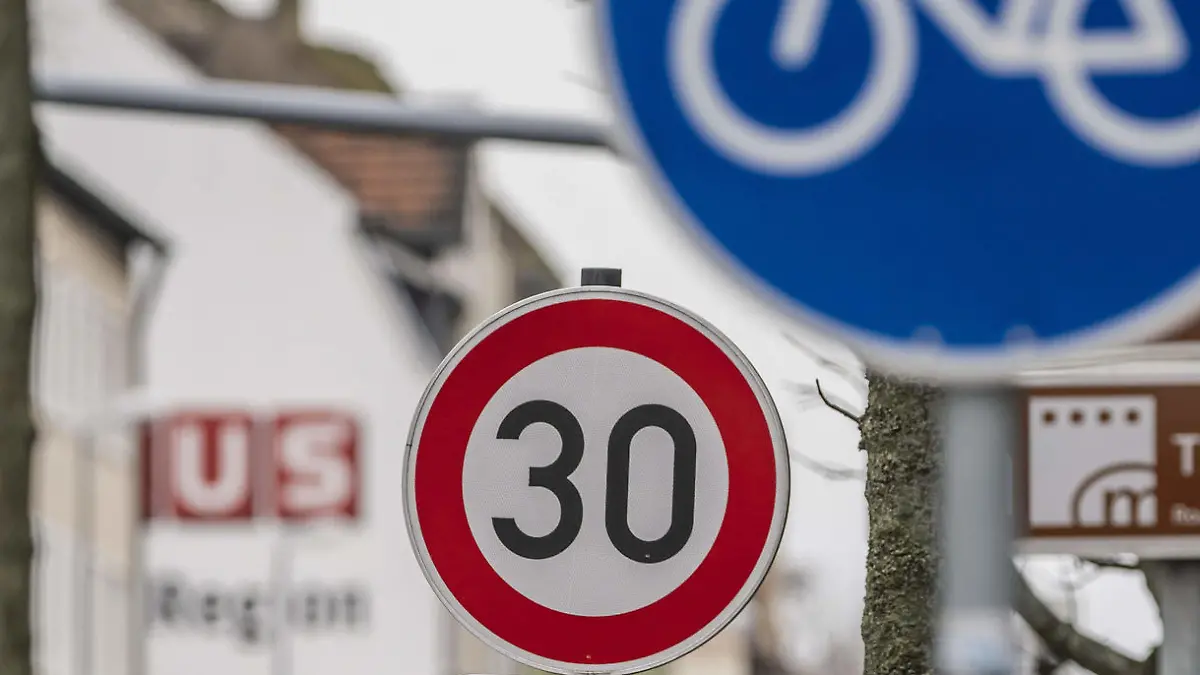 Tempo 30 Zone auf der Herner Straße, zur Luftreinhaltung, in Bochum Riemke, Durchfahrtsverbot für LKW,