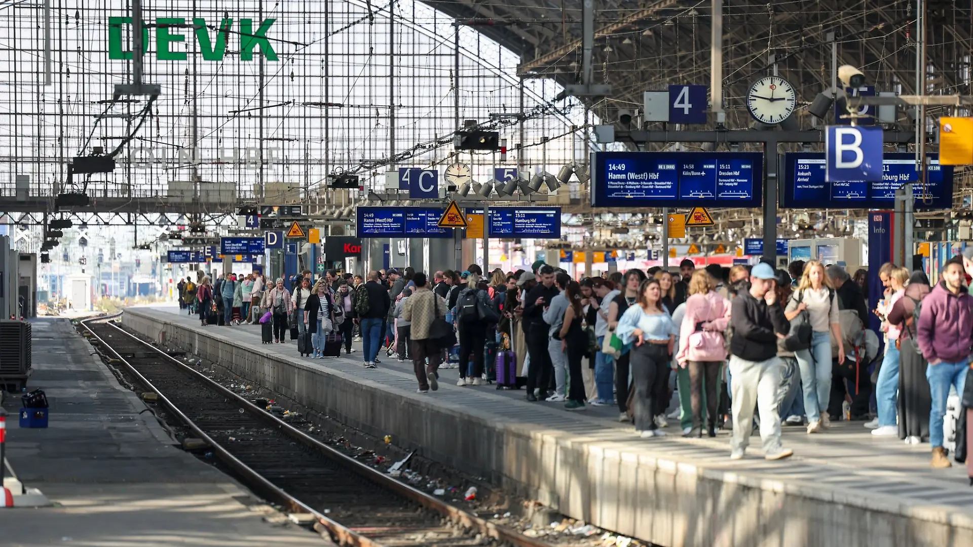 Warten auf den Zug: Die Zuverlässigkeit der Bahn in NRW hat 2024 einen Tiefpunkt erreicht. (Archivbild)