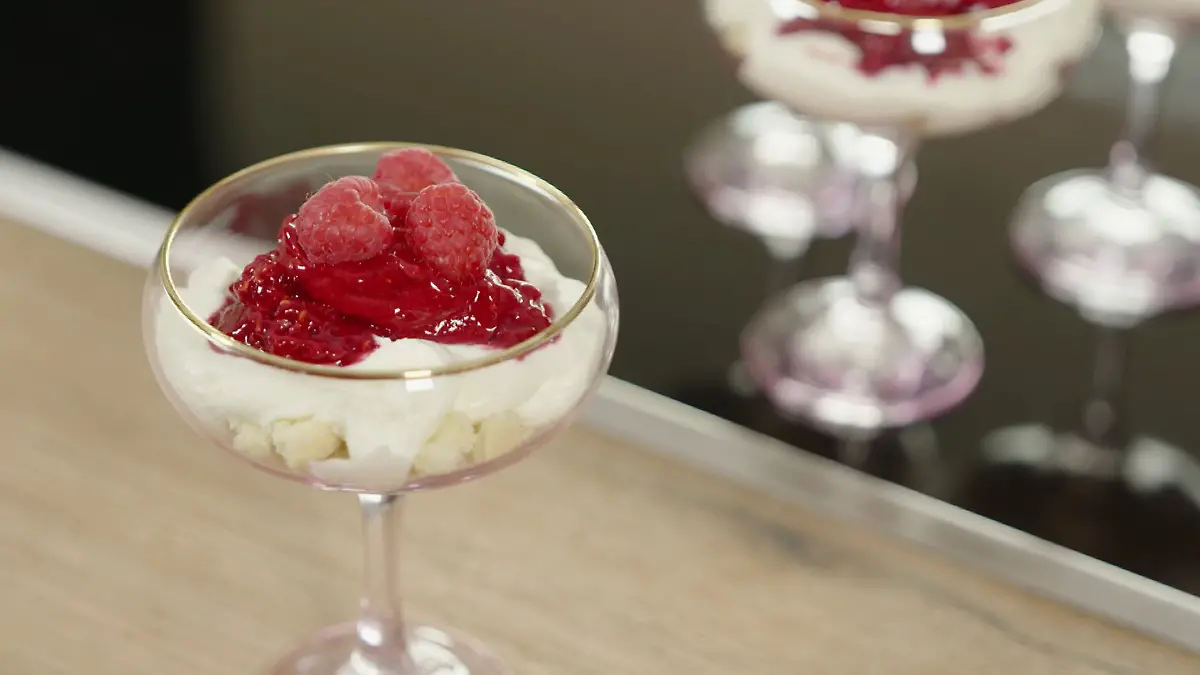 Das Himbeer-Dessert mit Löffelbiskuits und Mascarpone ist perfekt für den Sommer.