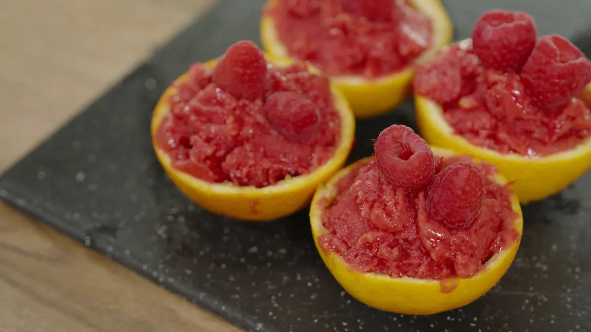 Selbstgemachtes Orangen-Himbeer-Sorbet im Orangen-Schiffchen.