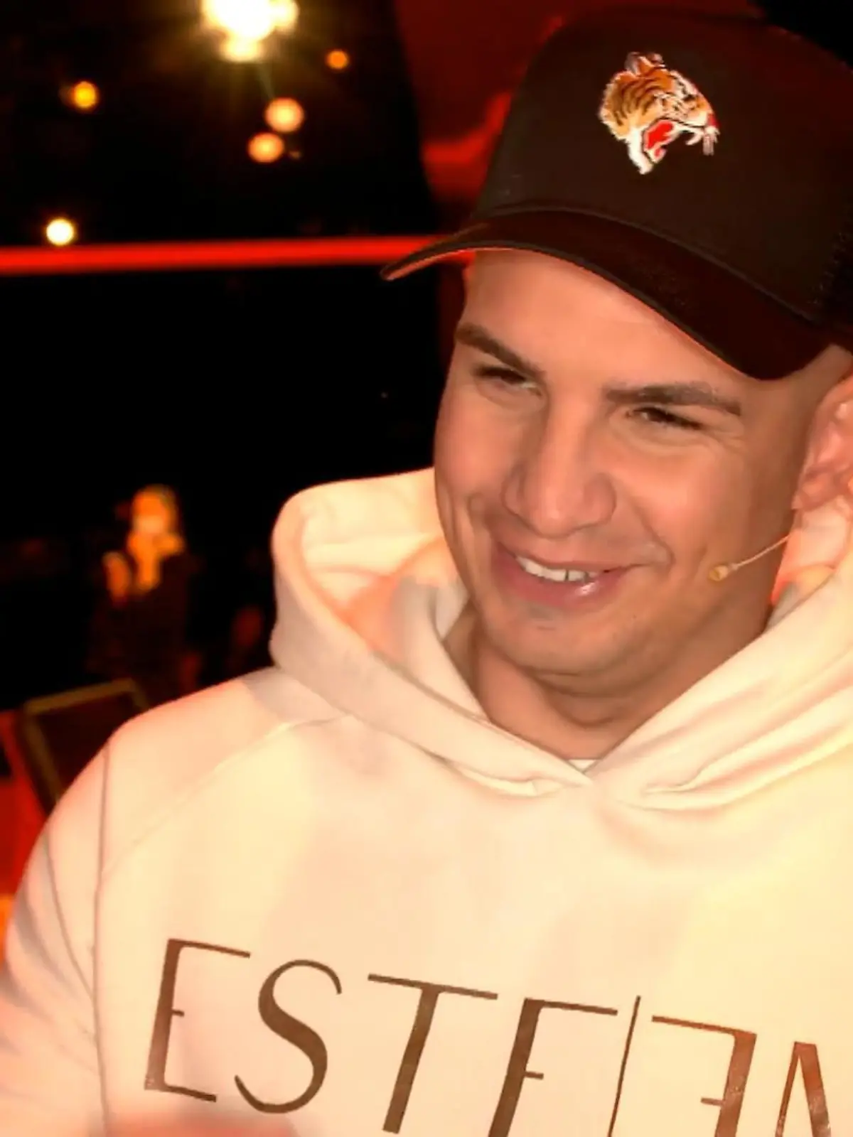 Pietro Lombardi stört sein Doppelkinn.