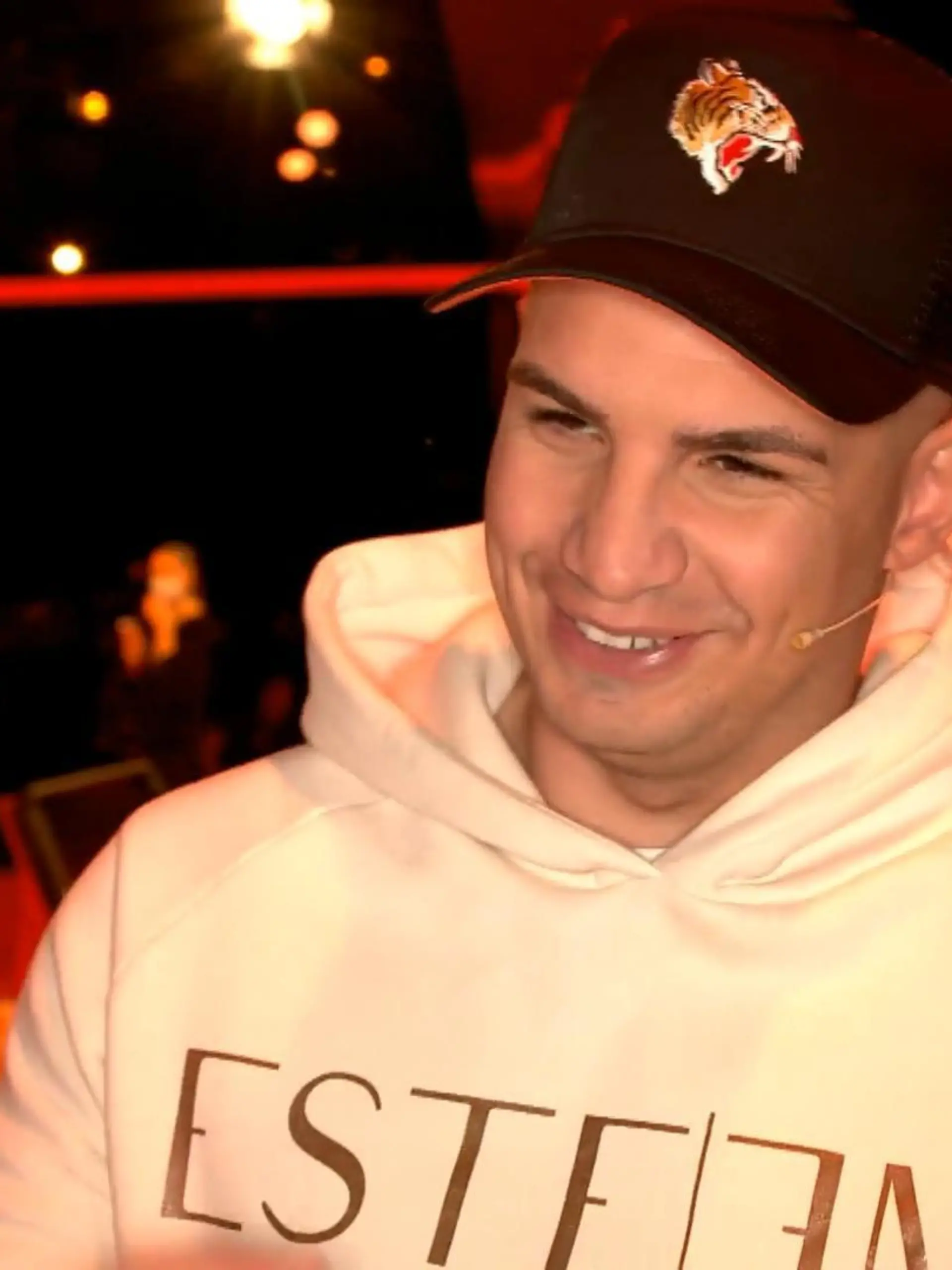 Pietro Lombardi stört sein Doppelkinn.
