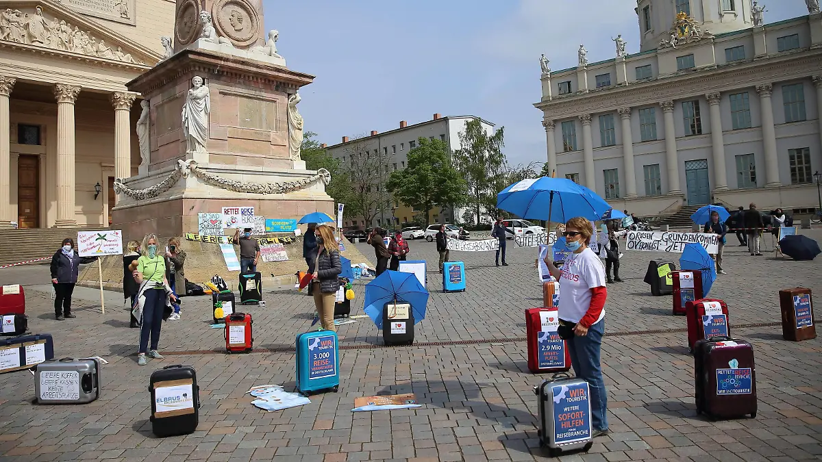  Mitarbeiter von Brandenburger Reisebüros demonstrieren für Staatshilfen aufgrund der Corona-Pandemie, Alter Markt, Potsdam, 29. April 2020. Brandenburg: Corona Reisebüro Demo *** Employees of Brandenburg travel agencies demonstrate for state aid due to the Corona pandemic, Alter Markt, Potsdam, 29 April 2020 Brandenburg Corona travel agency demo