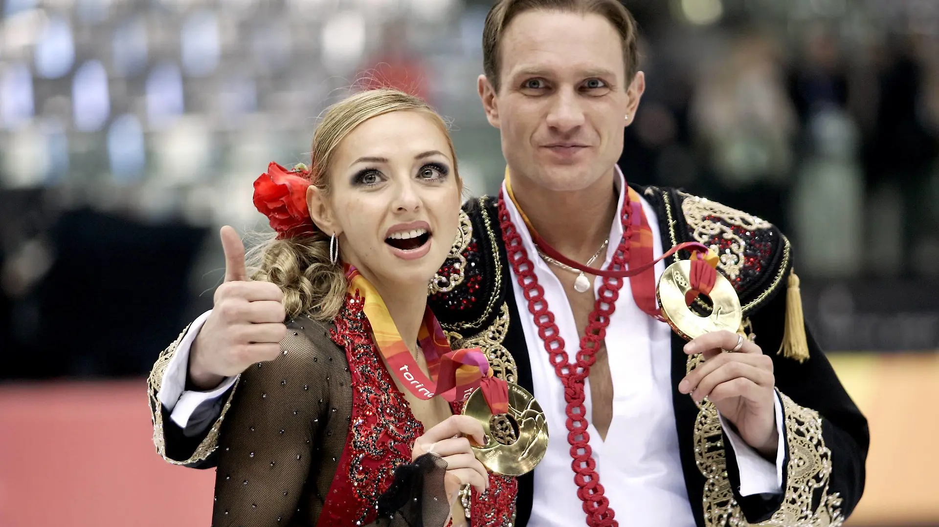 Bildnummer: 01953878 Datum: 20.02.2006 Copyright: imago/Schreyer
Olympiasieger Tatiana Navka und Roman Kostomarov (beide Rußland) präsentieren stolz ihre Goldmedaillen; Tatjana, Tatyana, Nawka, Kostomarow, Vdig, quer, close, lachen, lächeln, Goldmedaille, Sieg, Sieger, Gold, Medaille, Medaillen Olympische Spiele Turin 2006, Winterspiele Turin Freude, Eistanz OS Winter Mixed Gruppenbild optimistisch Aktion Personen