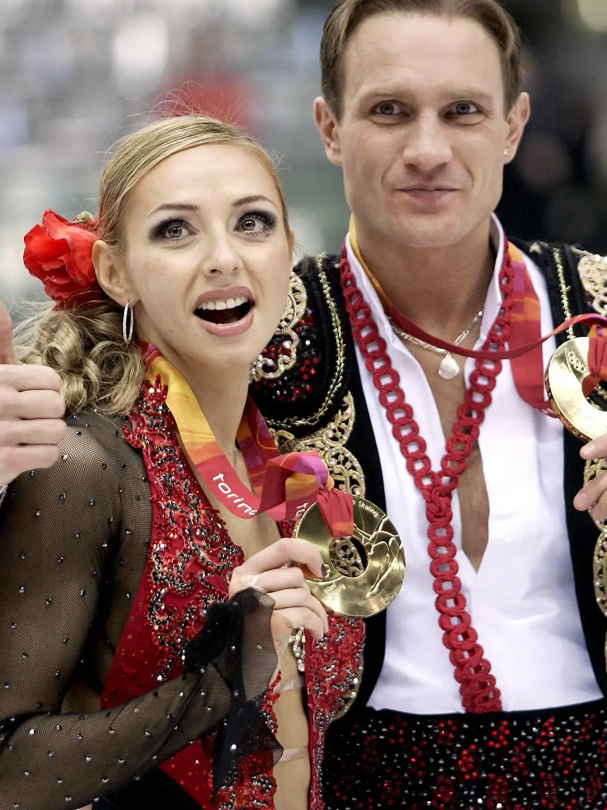 Bildnummer: 01953878  Datum: 20.02.2006  Copyright: imago/Schreyer
Olympiasieger Tatiana Navka und Roman Kostomarov (beide Rußland) präsentieren stolz ihre Goldmedaillen; Tatjana, Tatyana, Nawka, Kostomarow, Vdig, quer, close, lachen, lächeln, Goldmedaille, Sieg, Sieger, Gold, Medaille, Medaillen Olympische Spiele Turin 2006, Winterspiele Turin Freude,  Eistanz OS Winter Mixed Gruppenbild optimistisch Aktion Personen