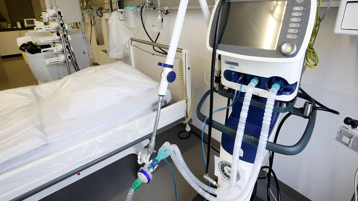 20.03.2020, Nordrhein-Westfalen, Viersen: Ein Beatmungsgerät steht im Allgemeinen Krankenhaus Viersen neben einem Intensivbett. Das Krankenhaus hat wegen der Corona-Krise zusätzliche Kapazitäten von Intensivbetten und Beatmungsgeräten geschaffen. Foto: Roland Weihrauch/dpa +++ dpa-Bildfunk +++