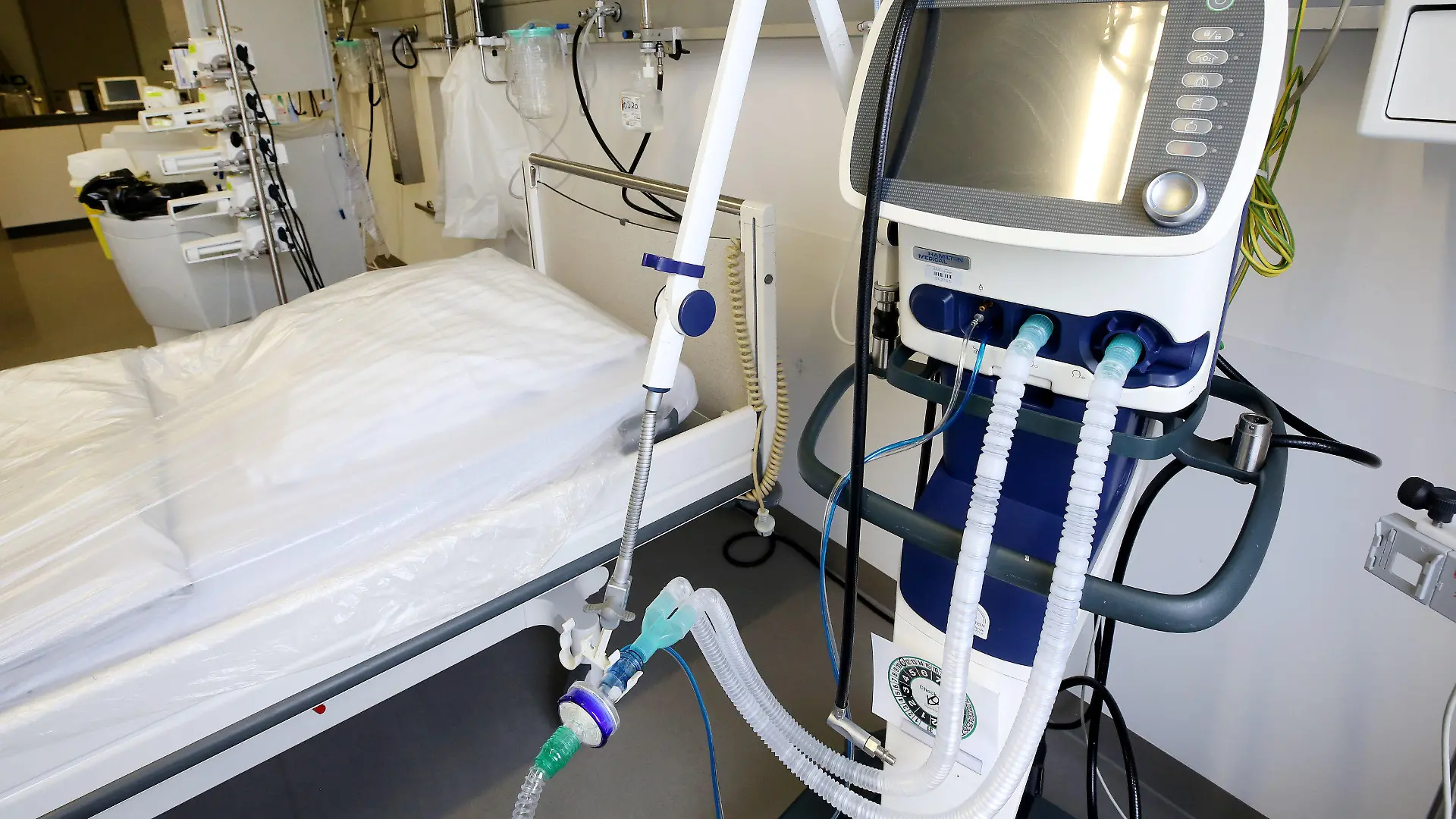 20.03.2020, Nordrhein-Westfalen, Viersen: Ein Beatmungsgerät steht im Allgemeinen Krankenhaus Viersen neben einem Intensivbett. Das Krankenhaus hat wegen der Corona-Krise zusätzliche Kapazitäten von Intensivbetten und Beatmungsgeräten geschaffen. Foto: Roland Weihrauch/dpa +++ dpa-Bildfunk +++