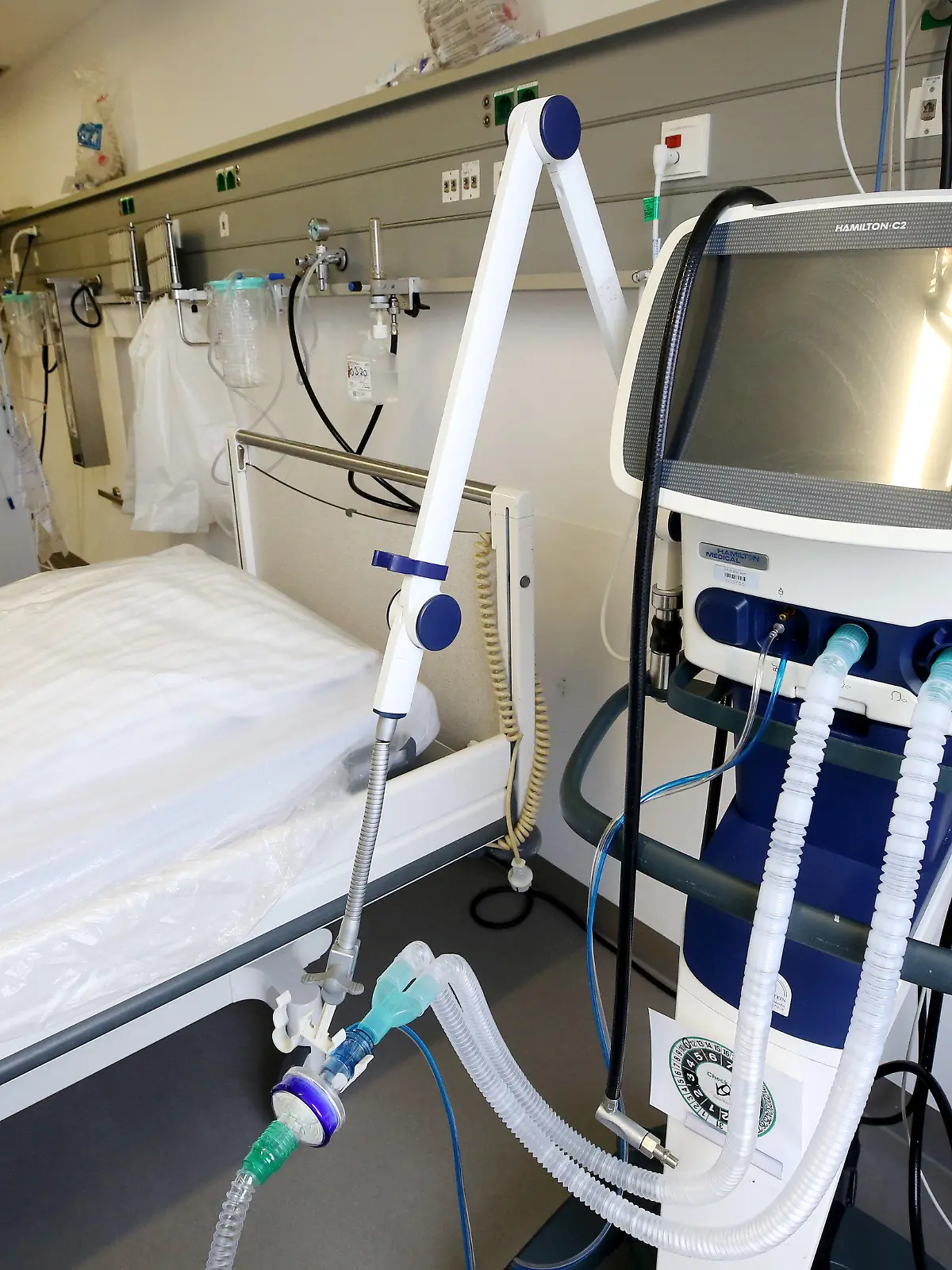 20.03.2020, Nordrhein-Westfalen, Viersen: Ein Beatmungsgerät steht im Allgemeinen Krankenhaus Viersen neben einem Intensivbett. Das Krankenhaus hat wegen der Corona-Krise zusätzliche Kapazitäten von Intensivbetten und Beatmungsgeräten geschaffen. Foto: Roland Weihrauch/dpa +++ dpa-Bildfunk +++