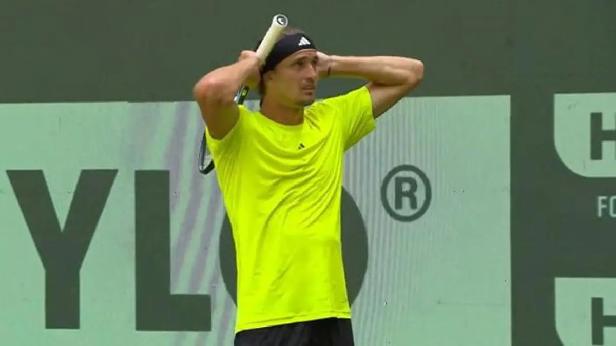 Mitten im Zverev-Spiel: Werbetafel fällt auf Zuschauerin Schockmoment in Halle!
