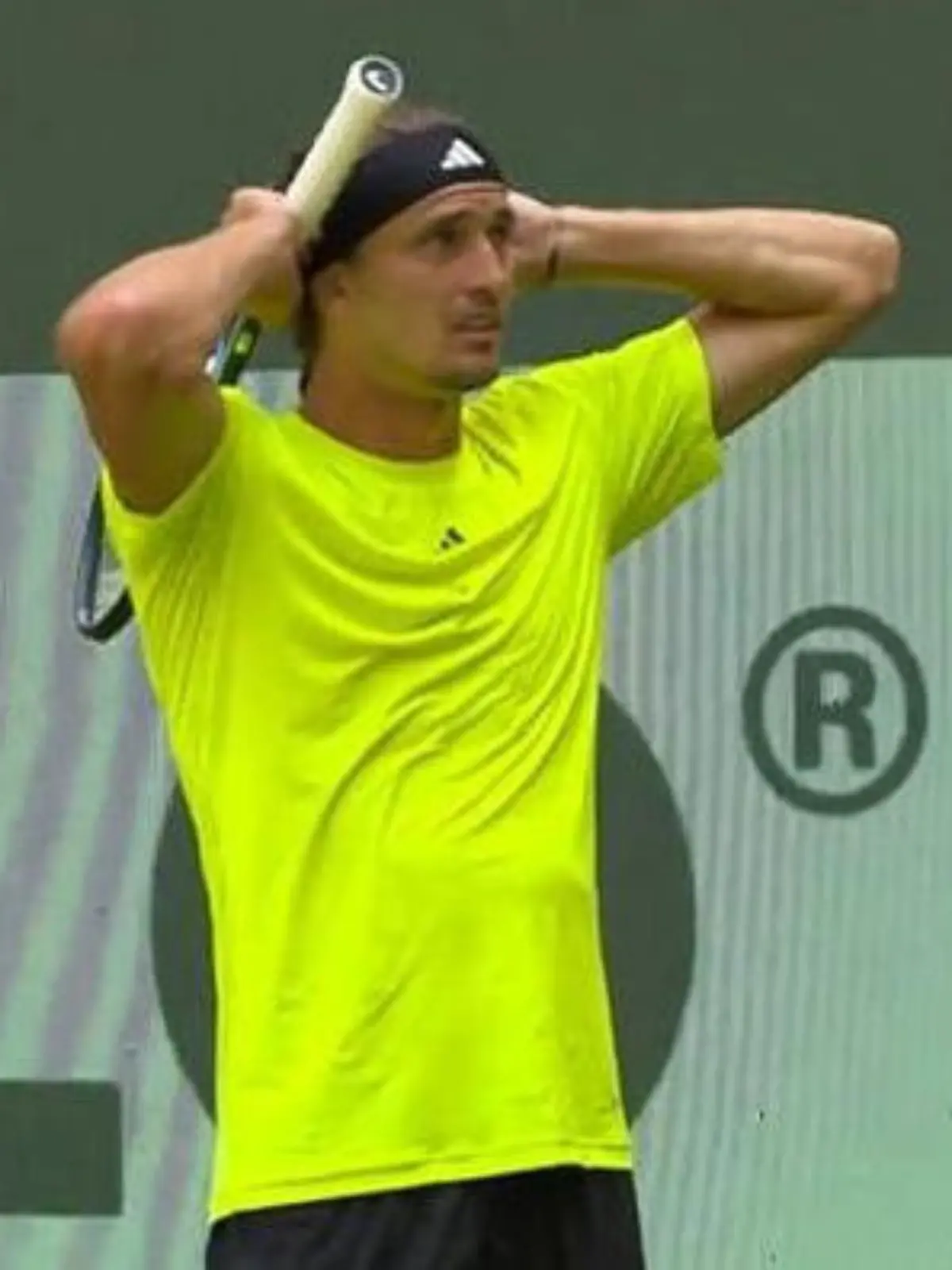 Bild zu: "Mitten im Zverev-Spiel: Werbetafel fällt auf Zuschauerin"