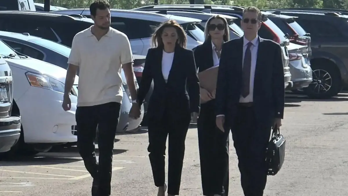 Christina Formella erscheint mit Ehemann und Anwälten vor Gericht.
