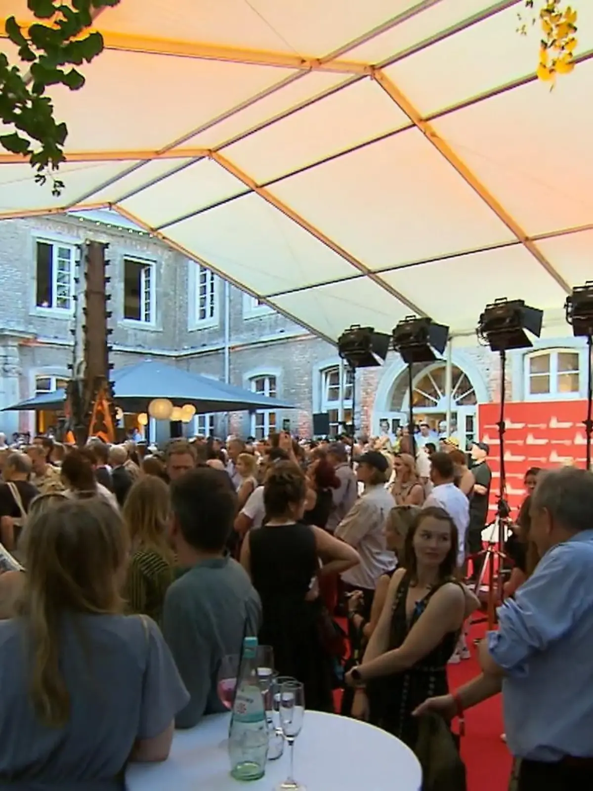 Bild zu: "Promis bei Filmfest in Köln"