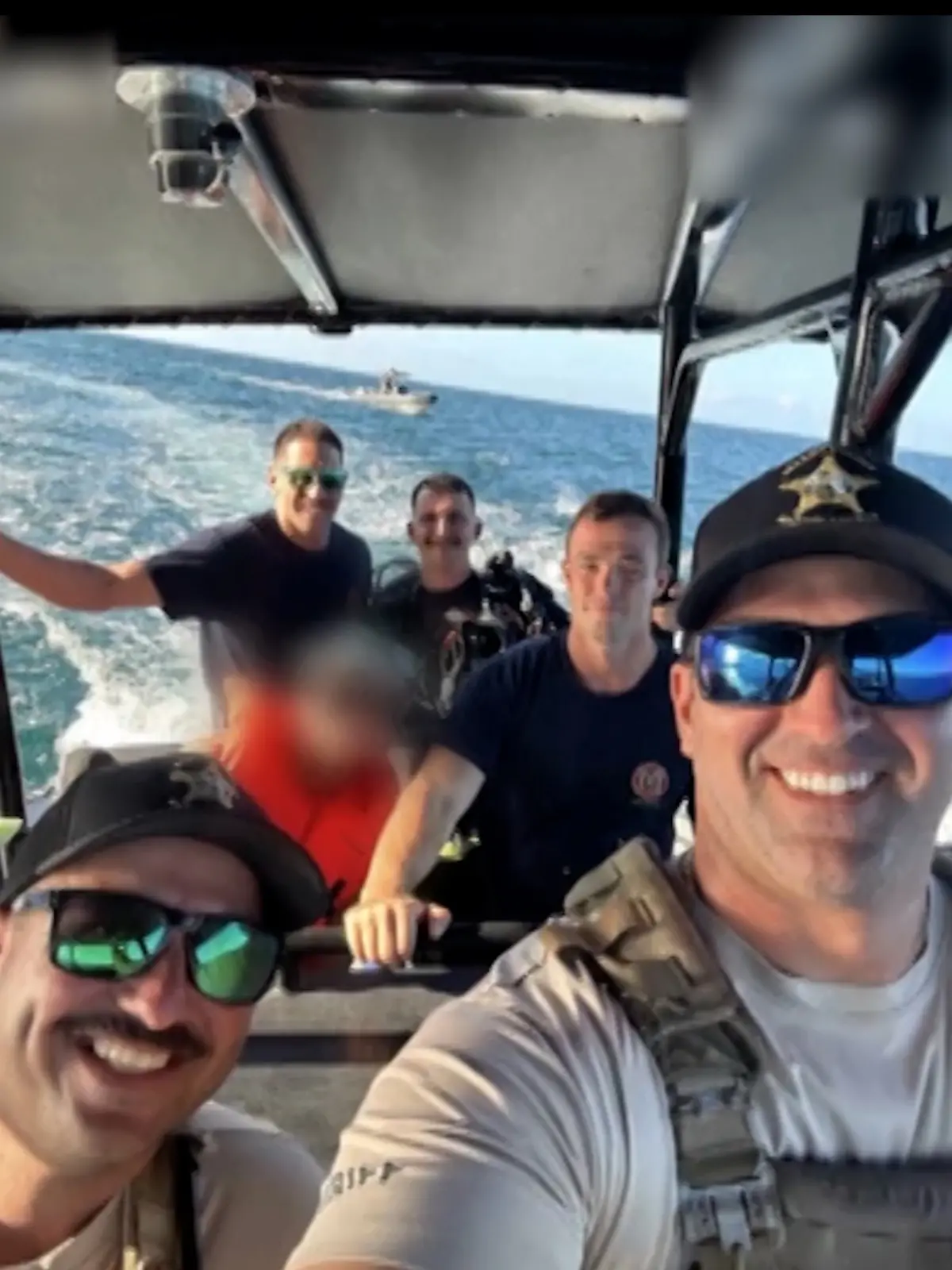 Von Strömung mitgerissen! 15-Jähriger treibt plötzlich im Meer