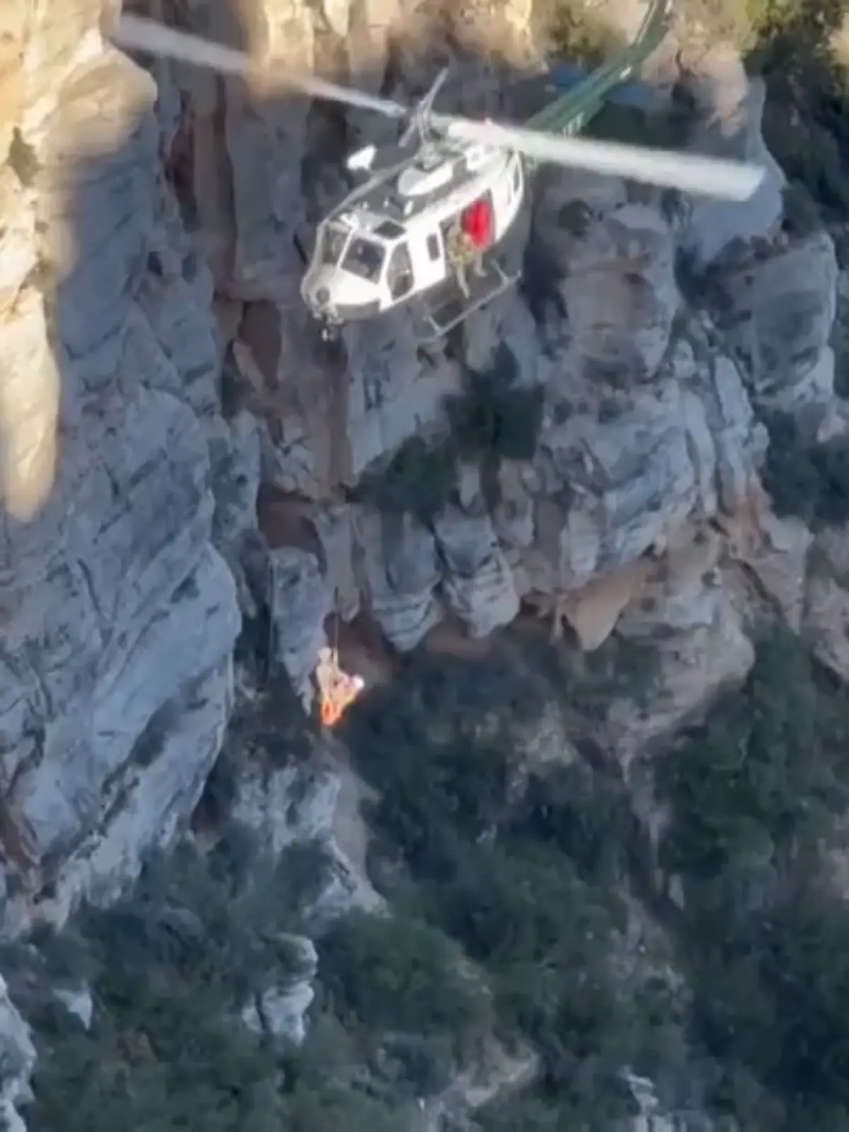 Ein Helikopter kann Janelle bergen