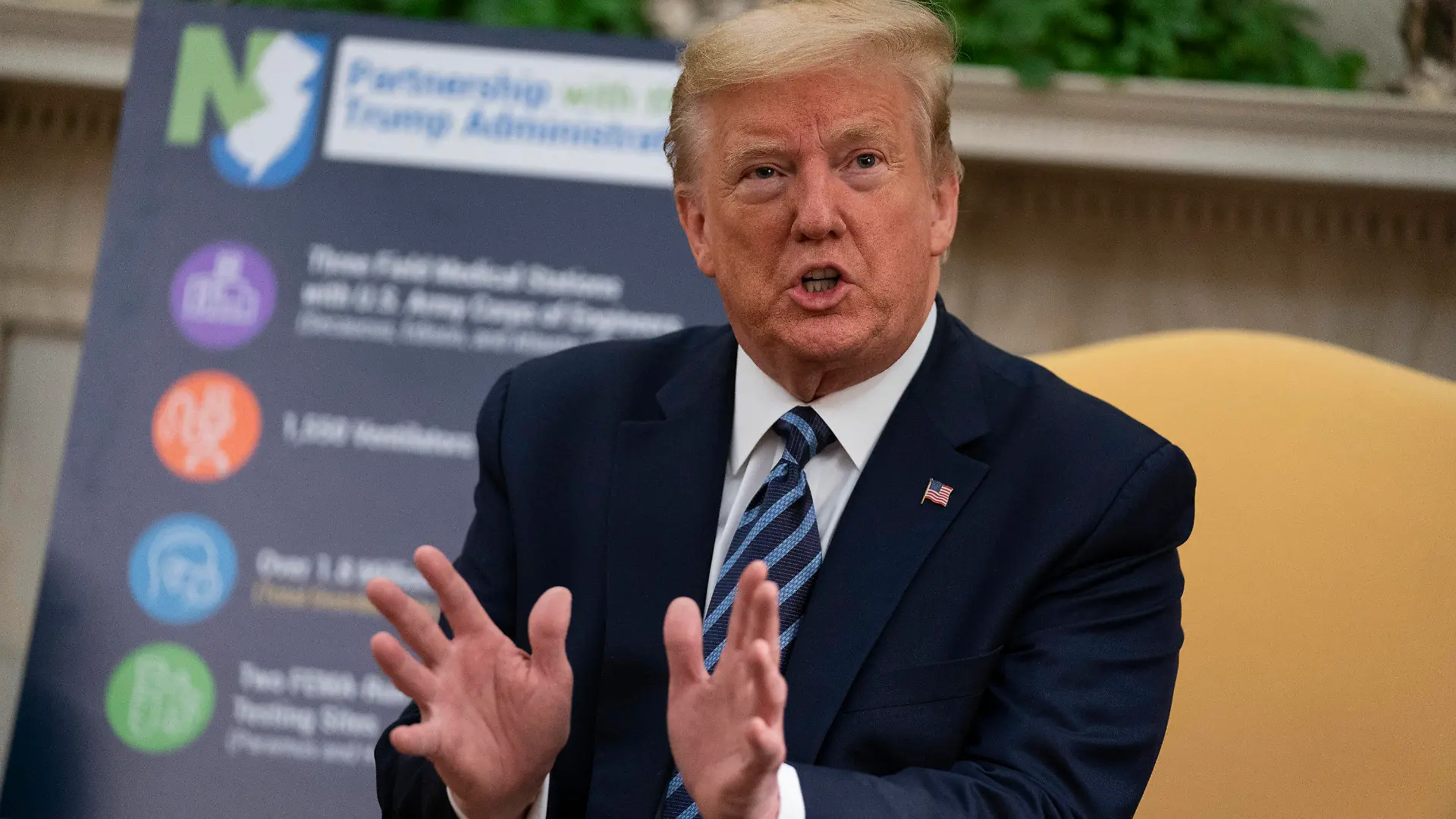 30.04.2020, USA, Washington: Donald Trump, Präsident der USA, spricht während eines Treffens mit dem Gouverneur von New Jersey zu den aktuellen Entwicklungen in der Corona-Krise, im Oval Office des Weißen Hauses. Foto: Evan Vucci/AP/dpa +++ dpa-Bildfunk +++